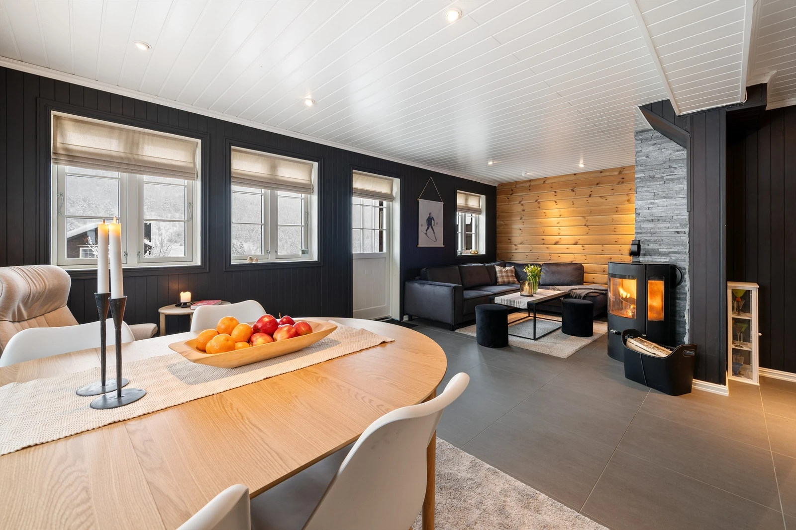 Spiseplassen og stuen. Peisovn Galleribilde