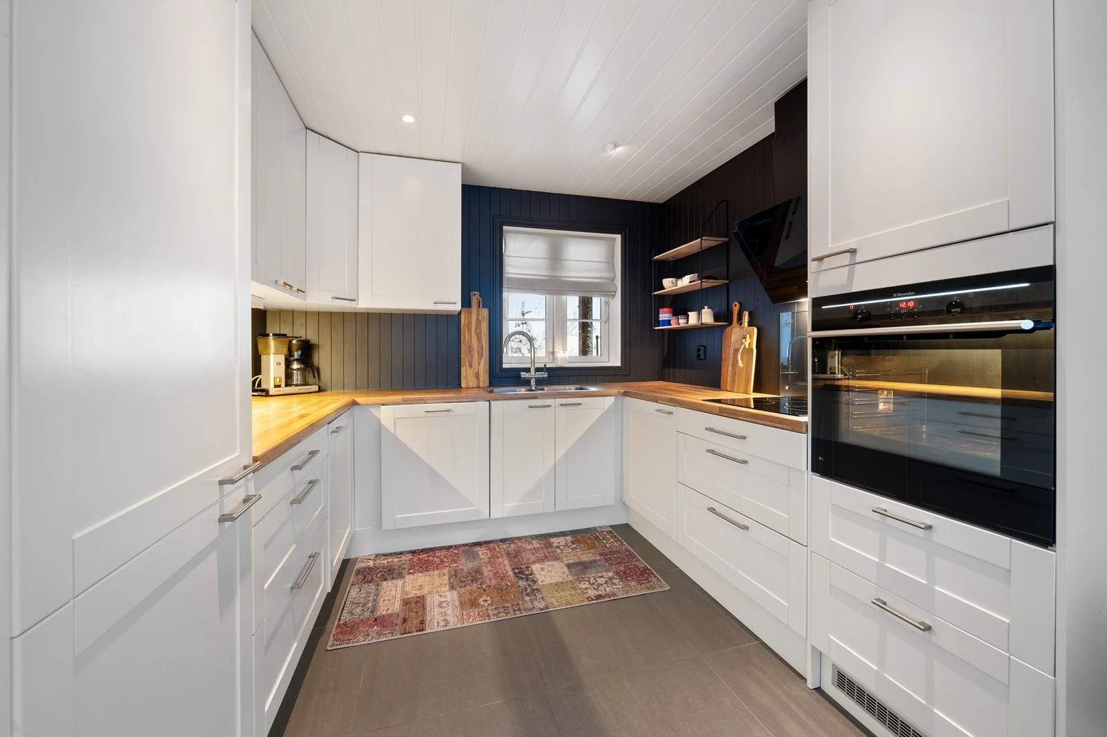 Godt med skap og benkplass på kjøkkenet. Galleribilde