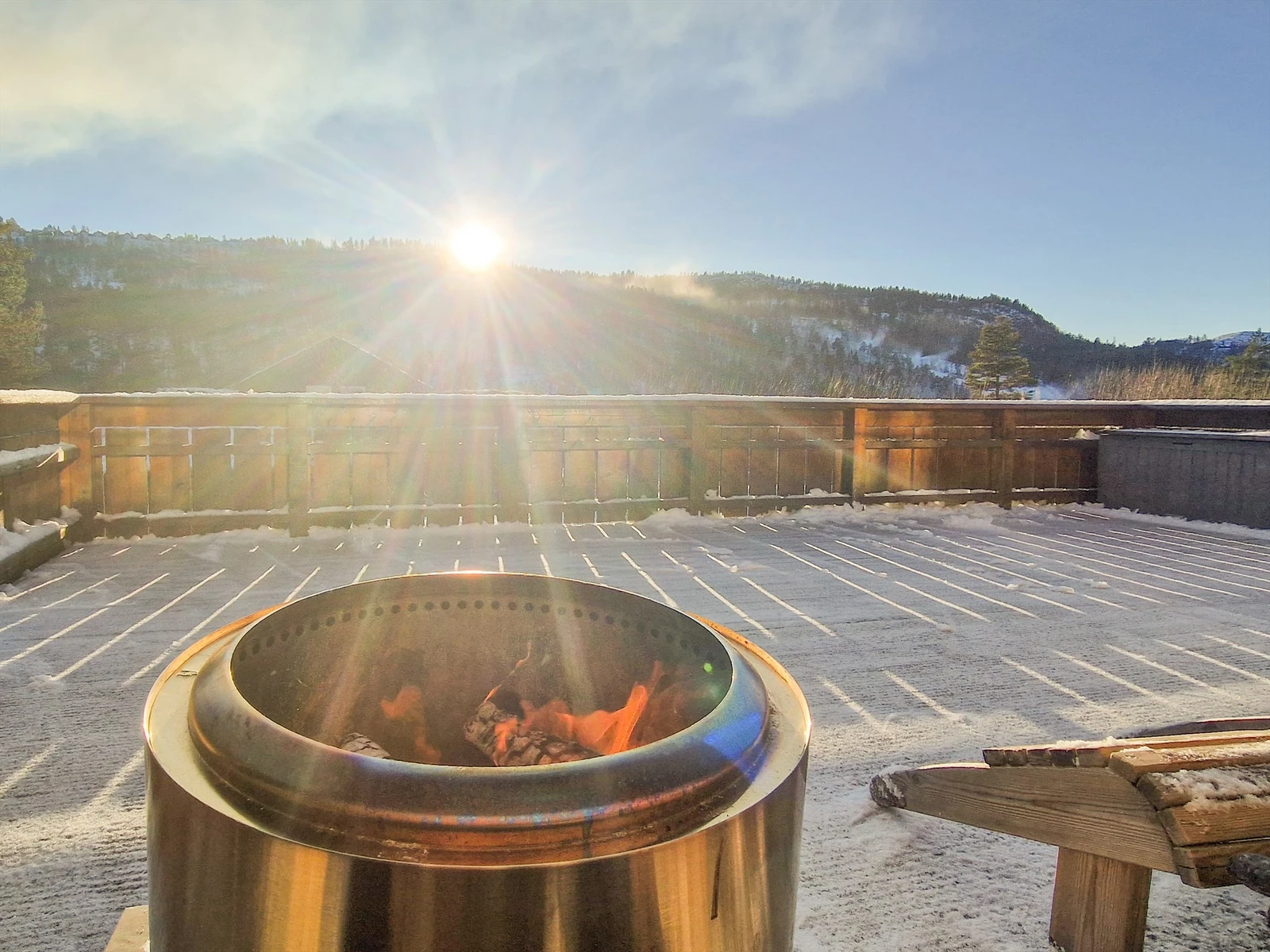 Solrik terrasse med utsikt mot skisenteret. Galleribilde