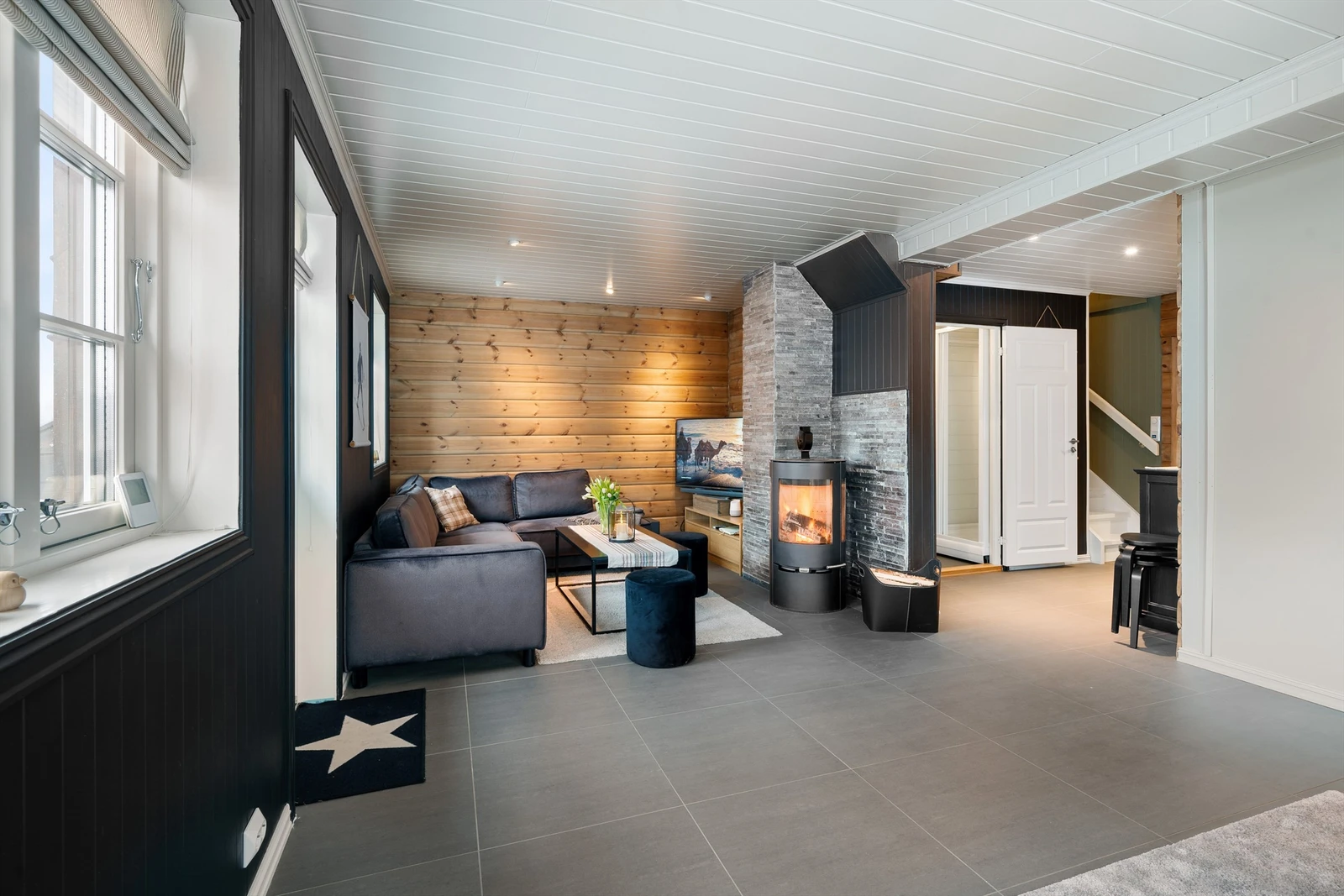 Fra spiseplassen mot stuen. Galleribilde