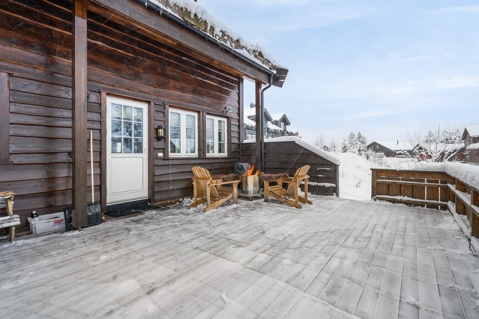 Stor solrik terrasse utenfor stuen. Galleribilde