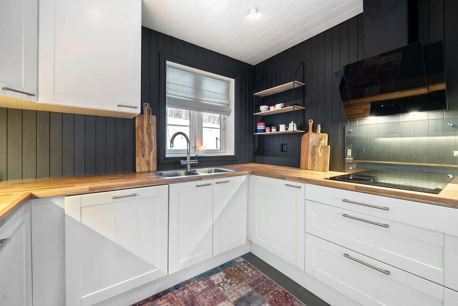 Praktisk kjøkken med integrerte hvitevarer. Galleribilde