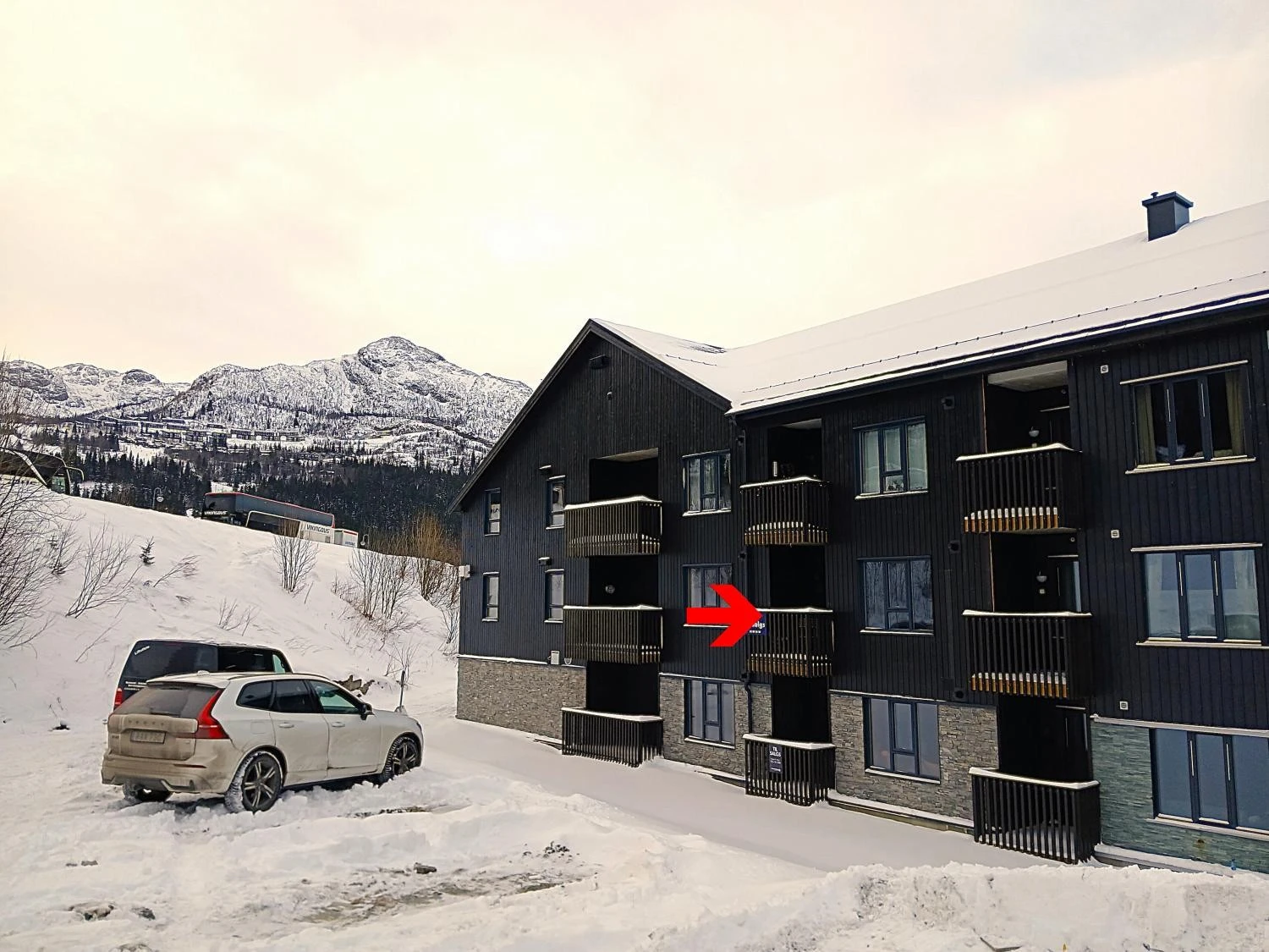 Leiligheten ligger i 2. etasje og har en fin lun balkong Galleribilde