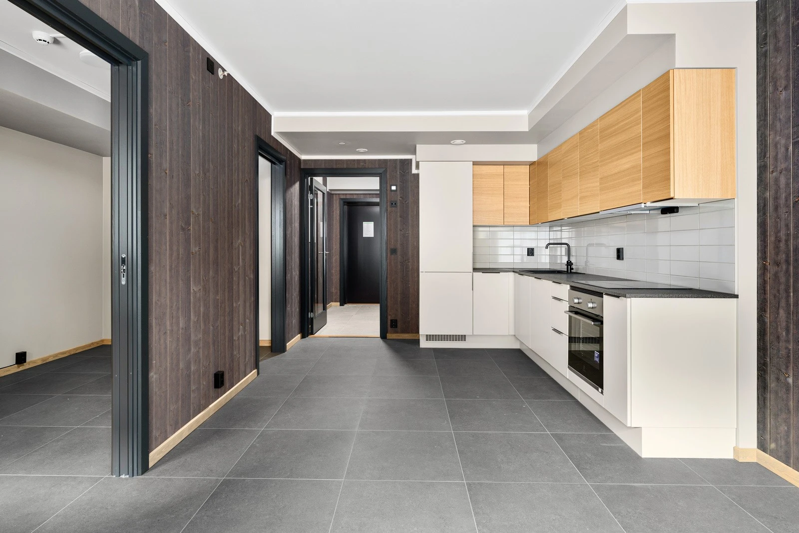 Soverommet til venstre har to skyvedører. Et alternativ kan være å lage sovealkove (eller låsbar bod for eierbruk ved utleie) i den innerste delen Galleribilde