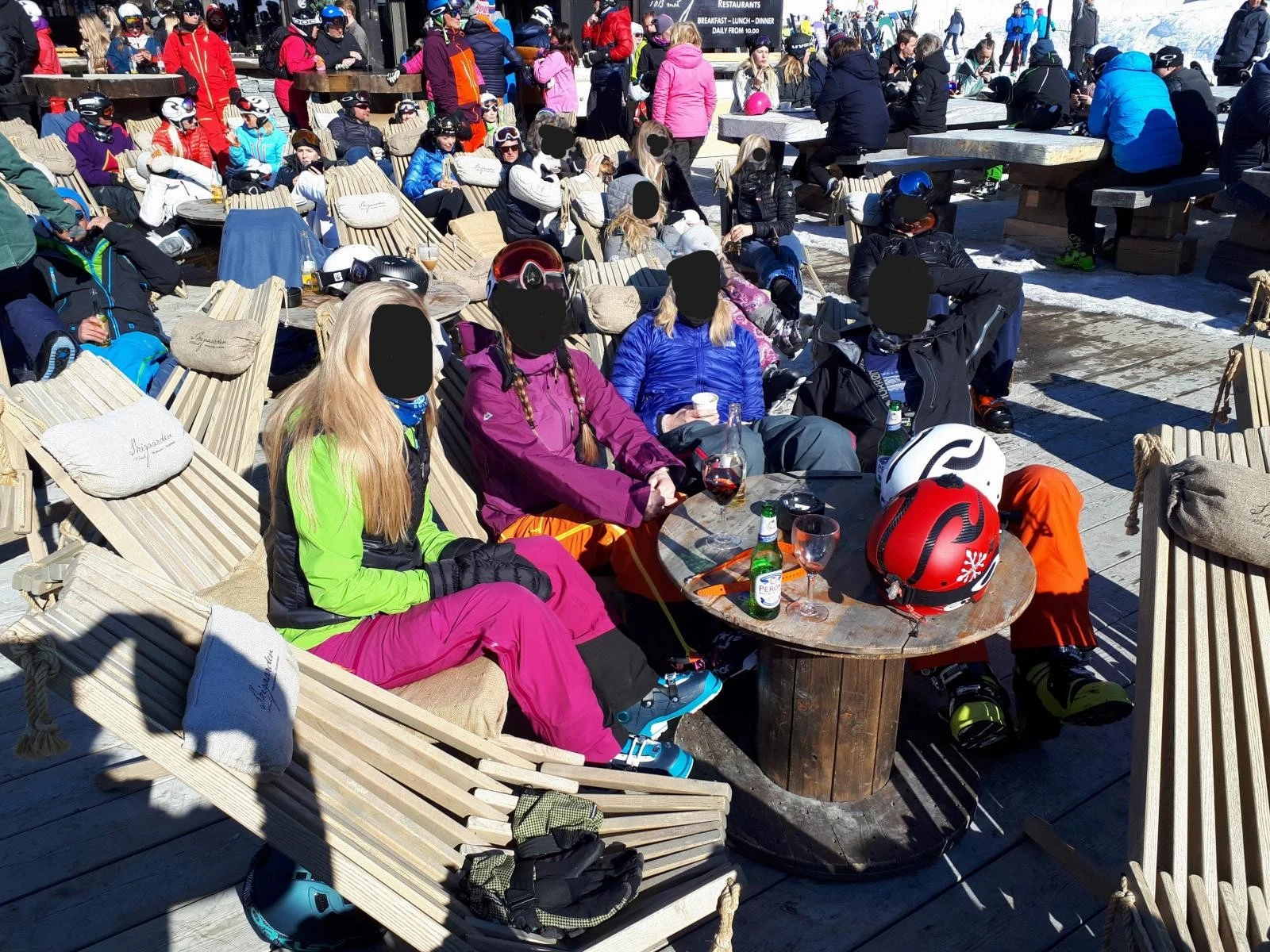 Stemingsbilde fra en uteserveringsdag på restaurant Skigaarden midt i alpinanlegget Galleribilde