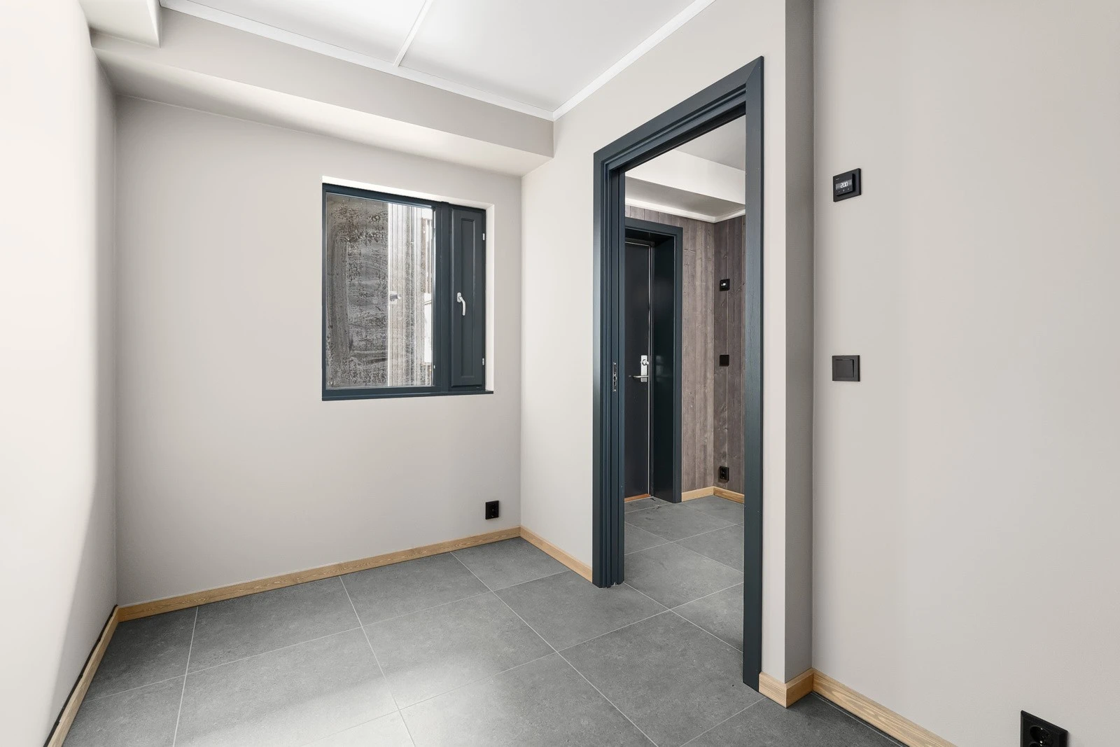 Soverom nummer to har inngang fra gangen og har vindu mot svalgangen Galleribilde