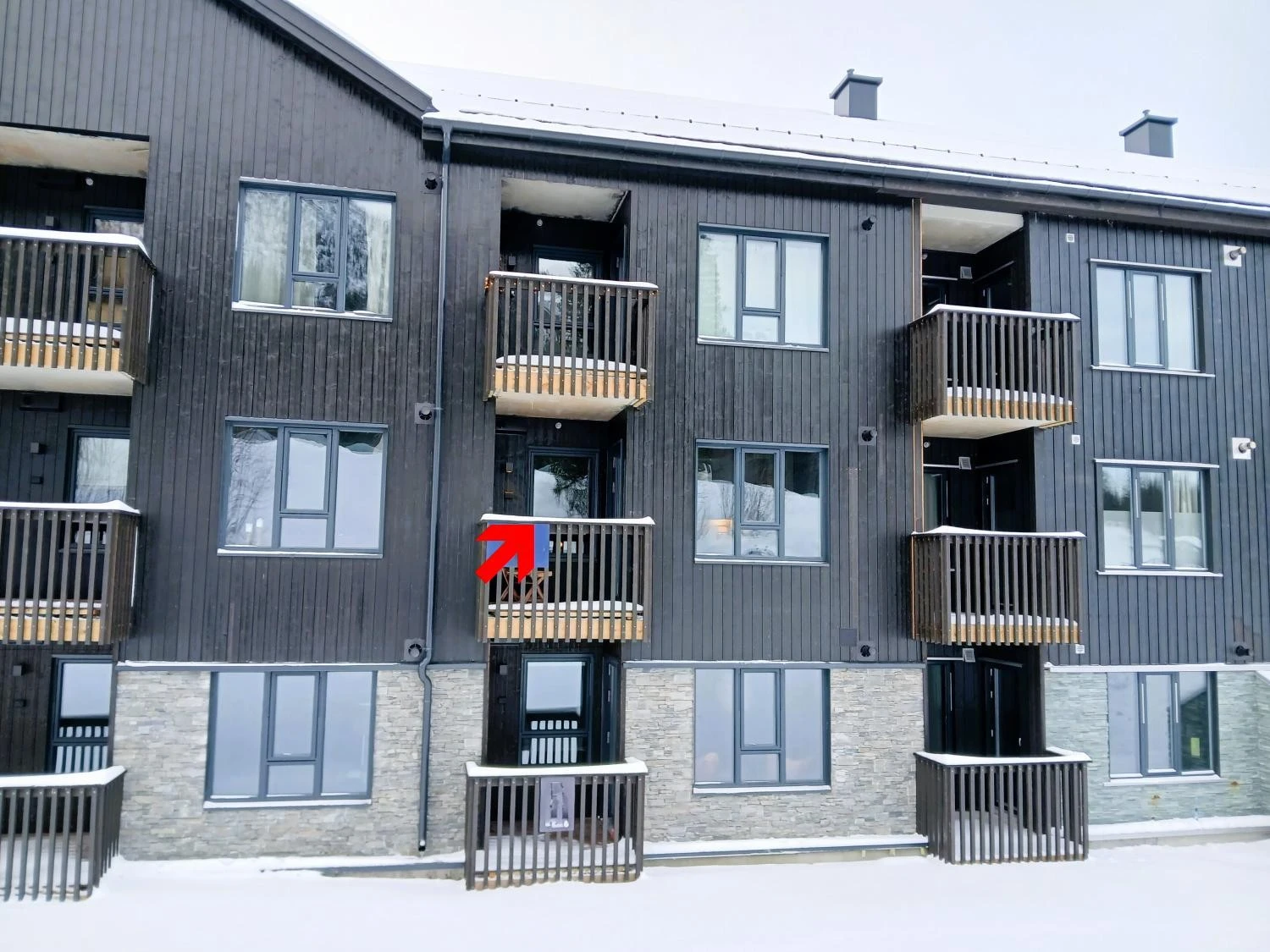 Vestvendt balkong og mye lys inn til stuen Galleribilde