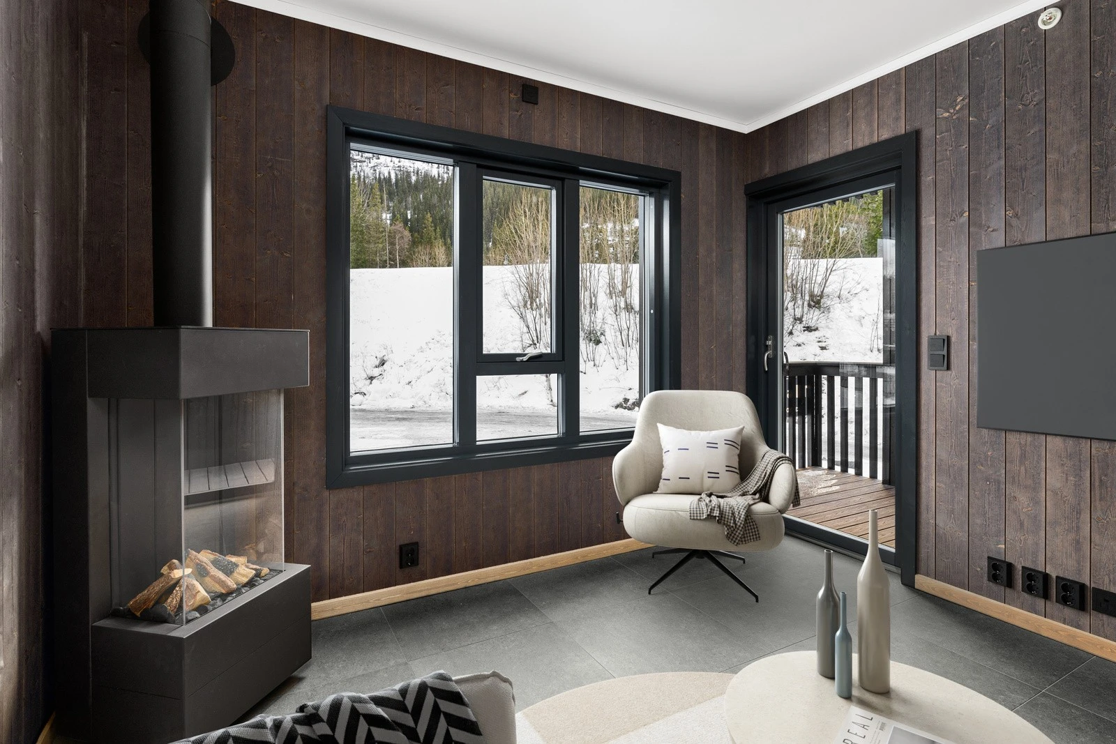 I det ene hjørnet av stuen er det en flott gasspeis og på motsatt side er det utgang til balkong. Bildet er stylet. Galleribilde