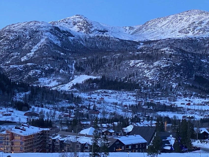 Majestetiske fjell ruver i bakgrunnen. Velkommen til Hemsedal! Galleribilde