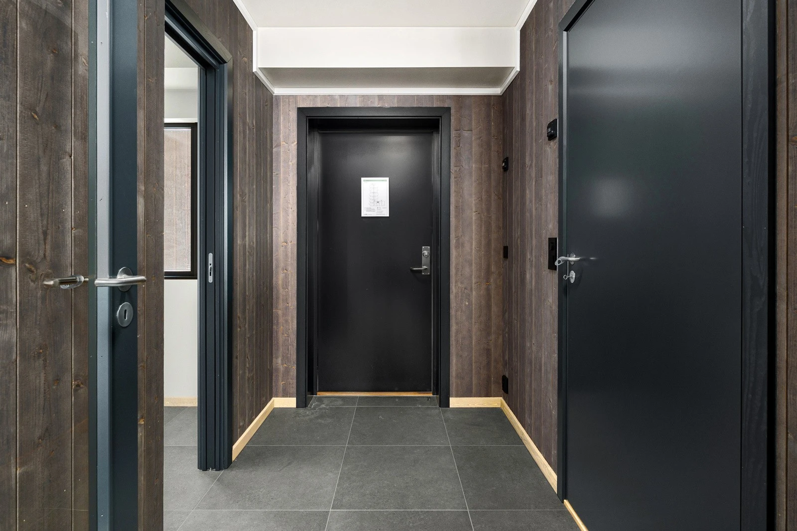 Åpen og romslig gang. Soverom til venstre og bad til høyre. Galleribilde