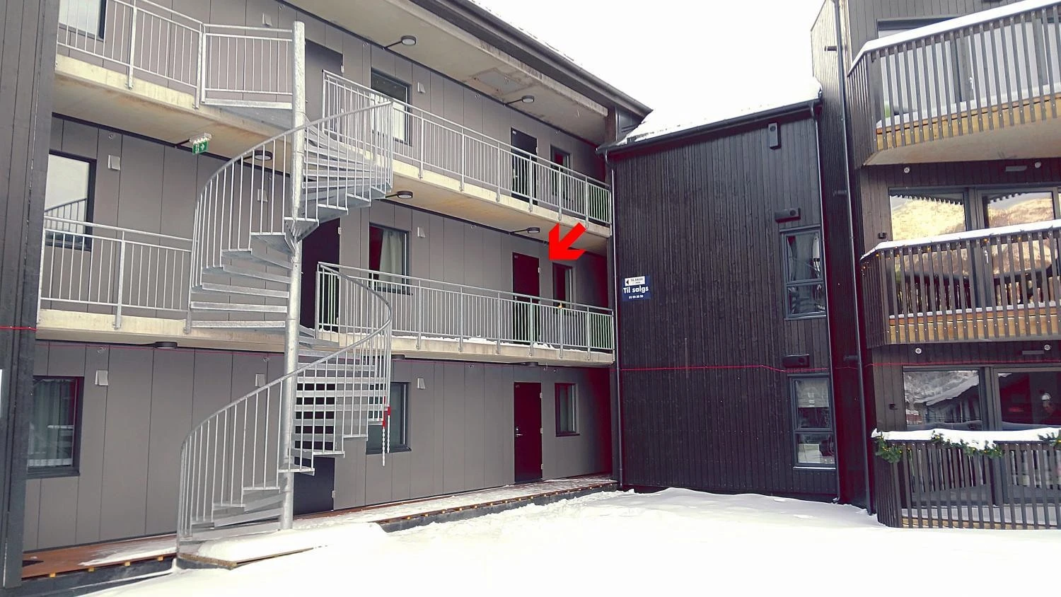 Inngangsdøren til leiligheten ligger skjermet på baksiden av bygget Galleribilde