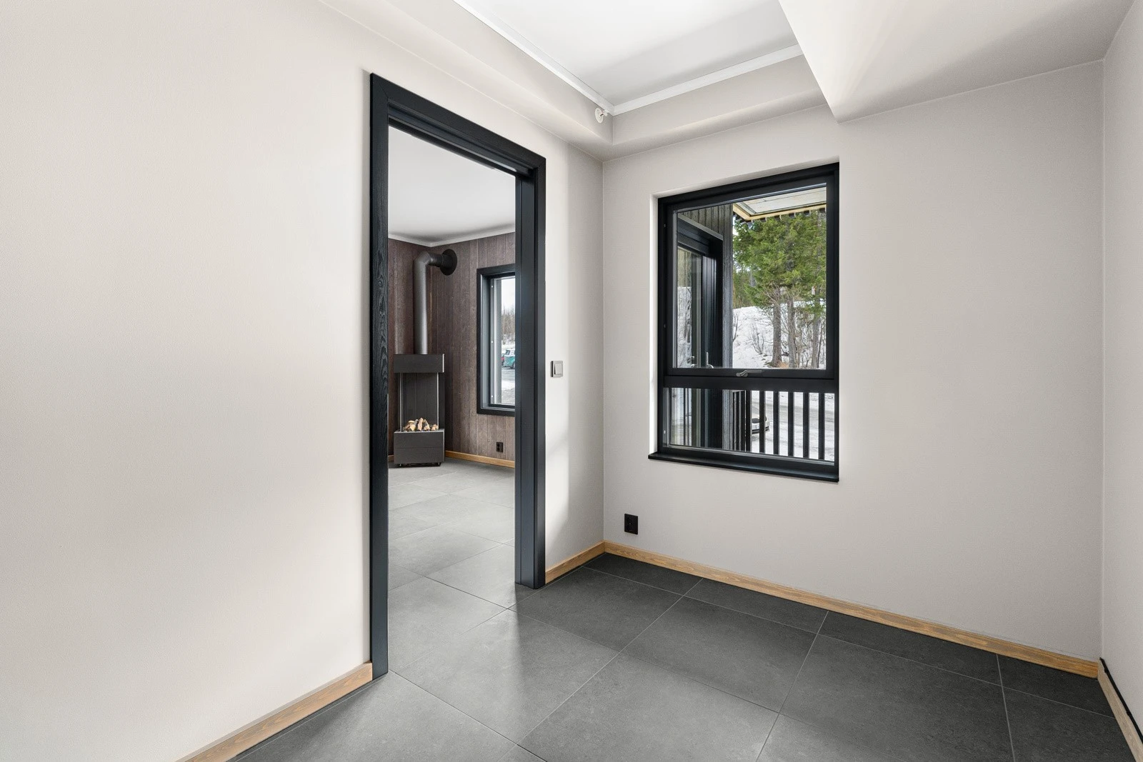 Soverommet med to dører ligger innenfor stuen og har vindu mot balkongen Galleribilde