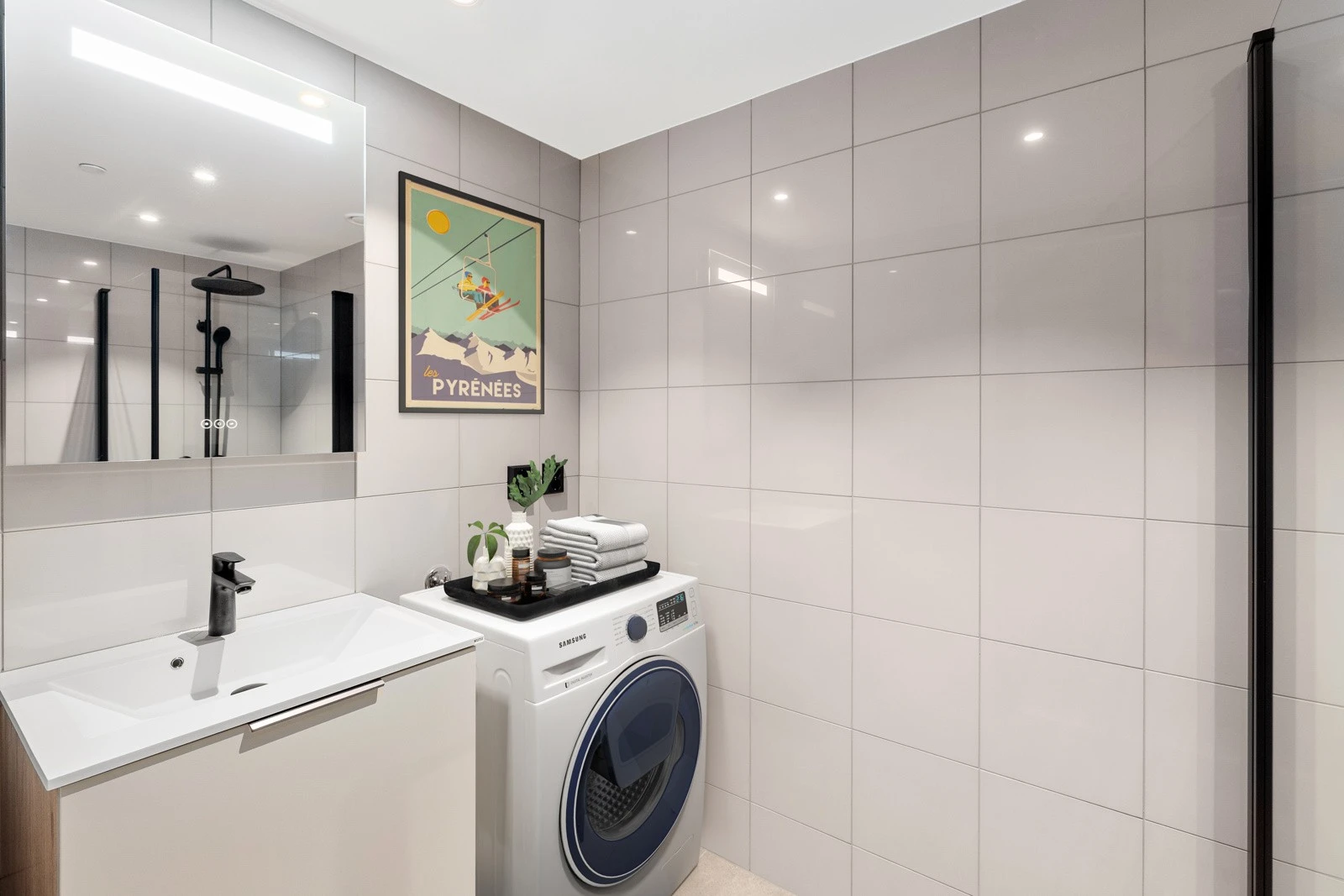 Badet er digitalt stylet. Pene fliser og sorte detaljer. Galleribilde