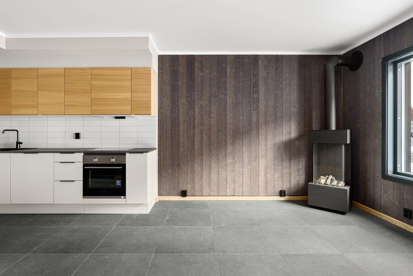 Åpen løsning mellom stue og kjøkken gir god romfølelse og flere alternative møbleringsmuligheter Galleribilde