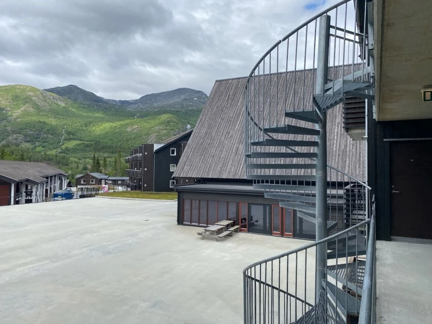 I tillegg til heis så er det trapp ned fra alle tre etasjeplan Galleribilde