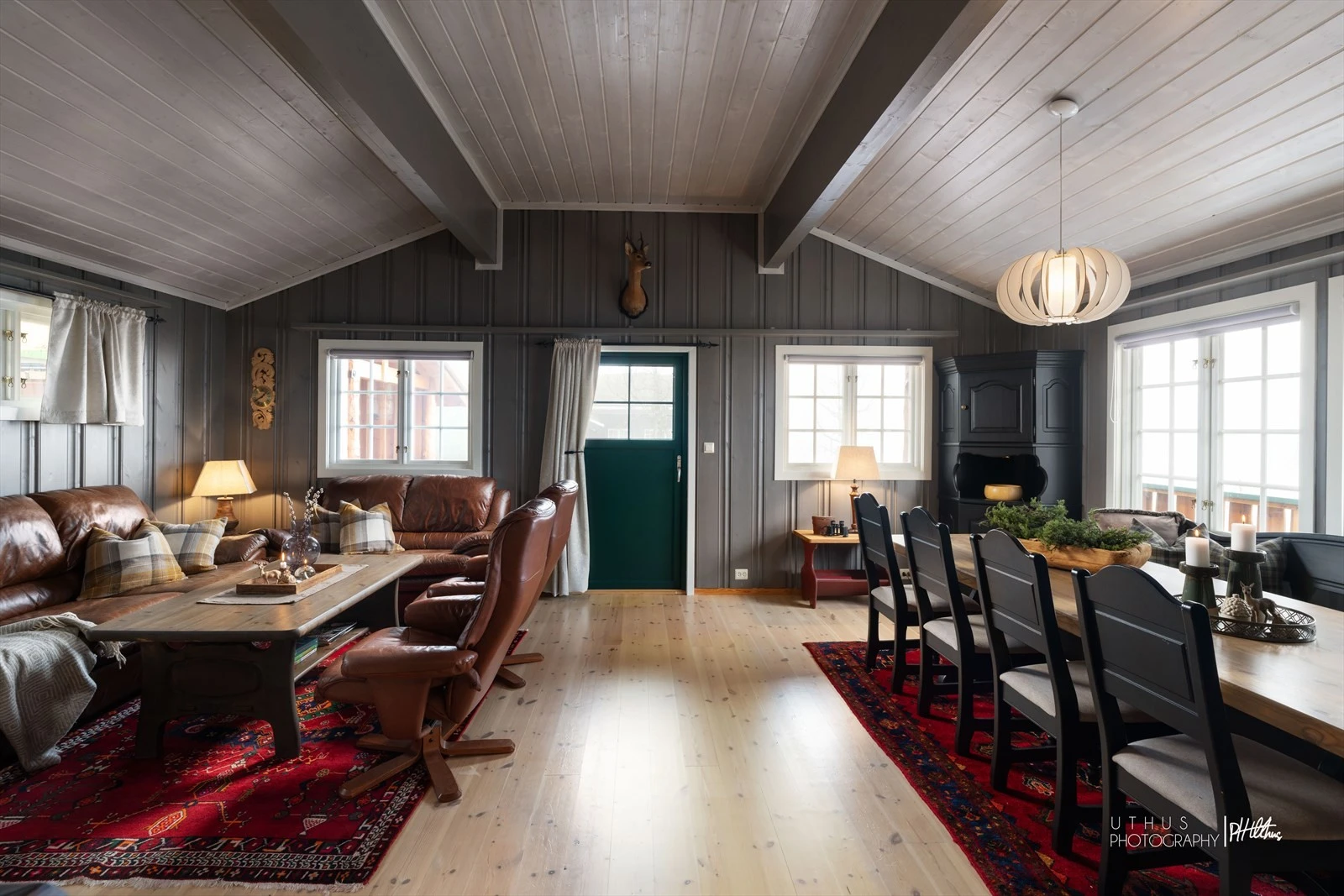 Stor, romslig stue med ildsted. God plass til både sofagruppe og spisemøblement. Galleribilde