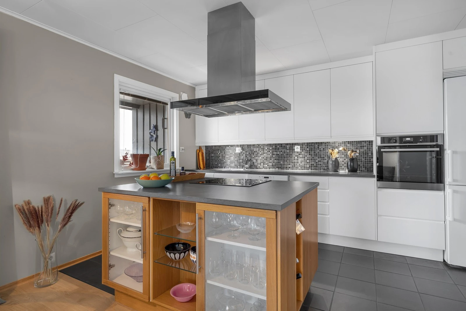 Tiltalende kjøkken med mye benk og skapplass. Galleribilde