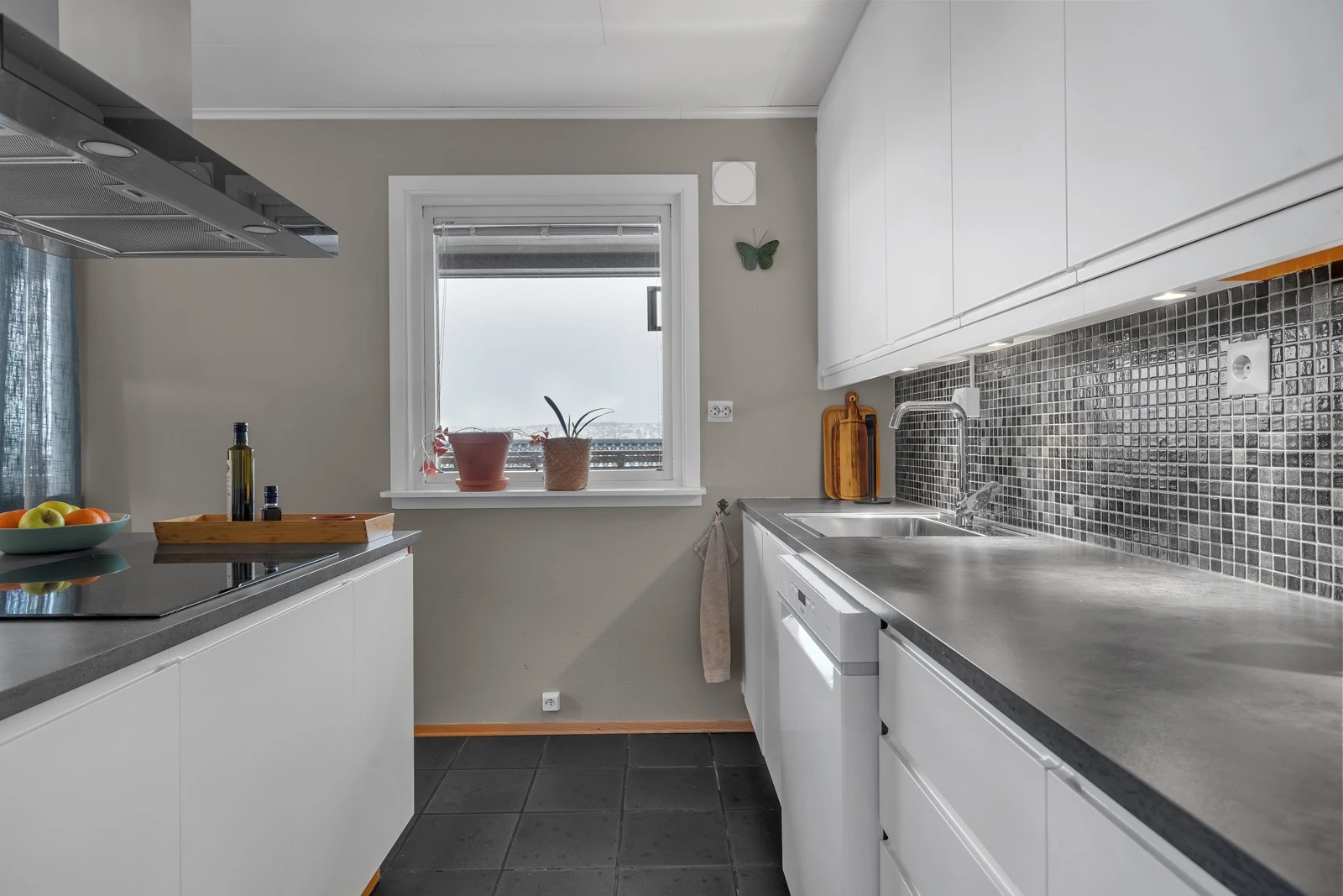 Godt med lysinnslipp på kjøkkenet. Galleribilde