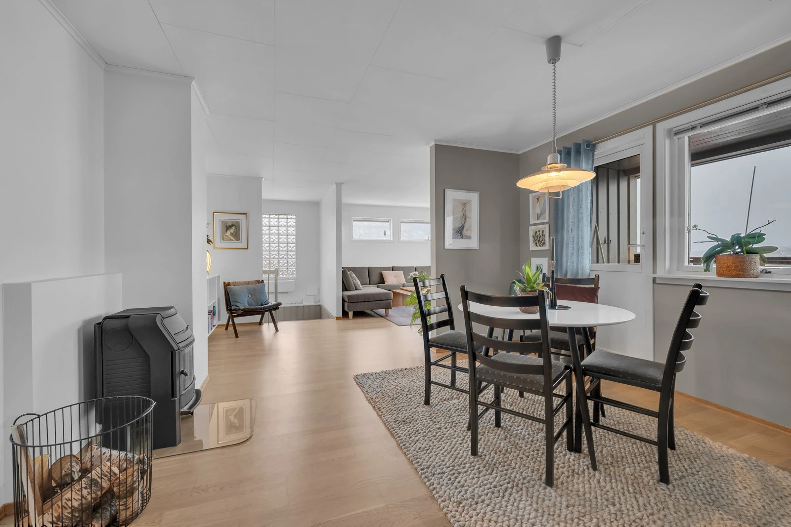 Boligen har en koselig spisestue mellom stuen og kjøkkenet. Galleribilde