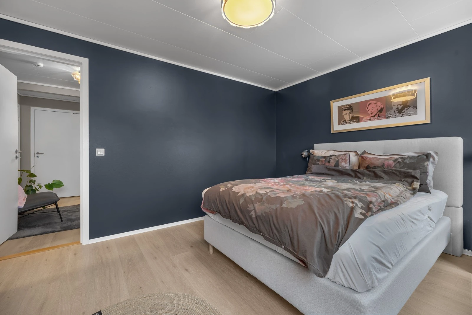 Romslig soverom i undertasjen. Galleribilde