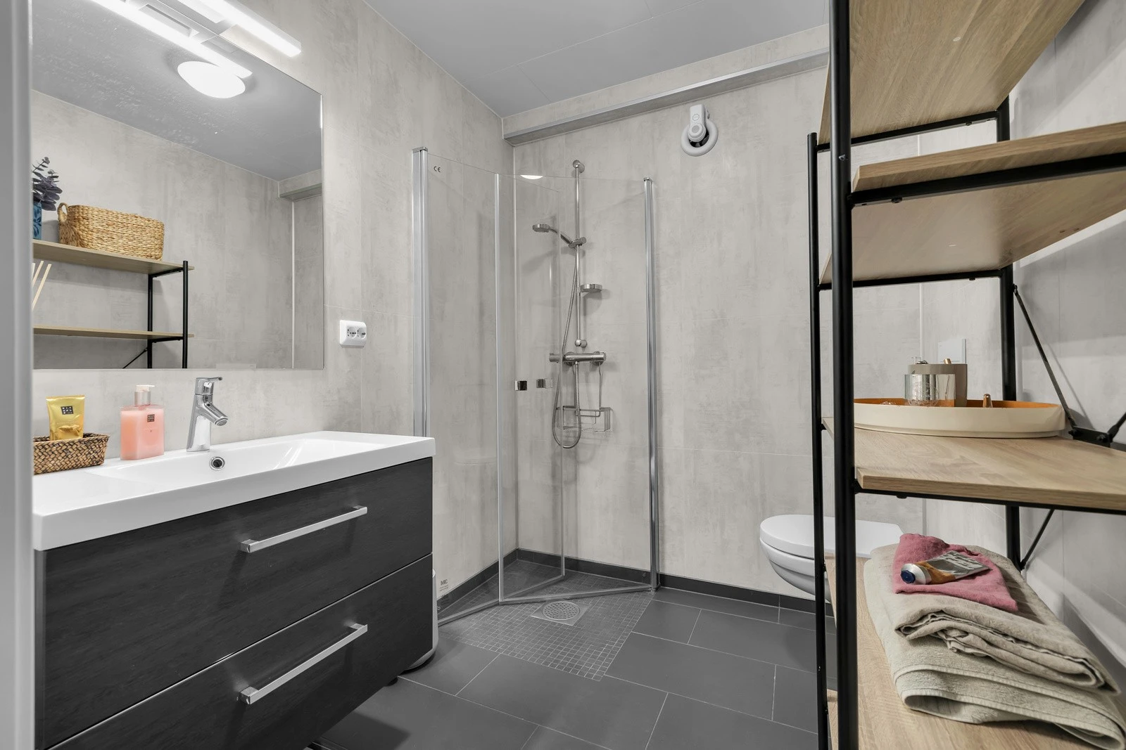 Dusjhjørne, servant med underskap og veggopphengt wc. Galleribilde