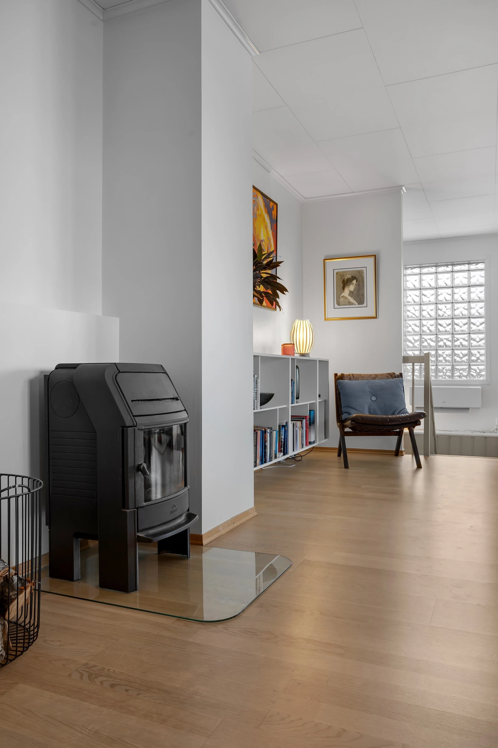 Vedfyring til kalde vinterdager. Galleribilde