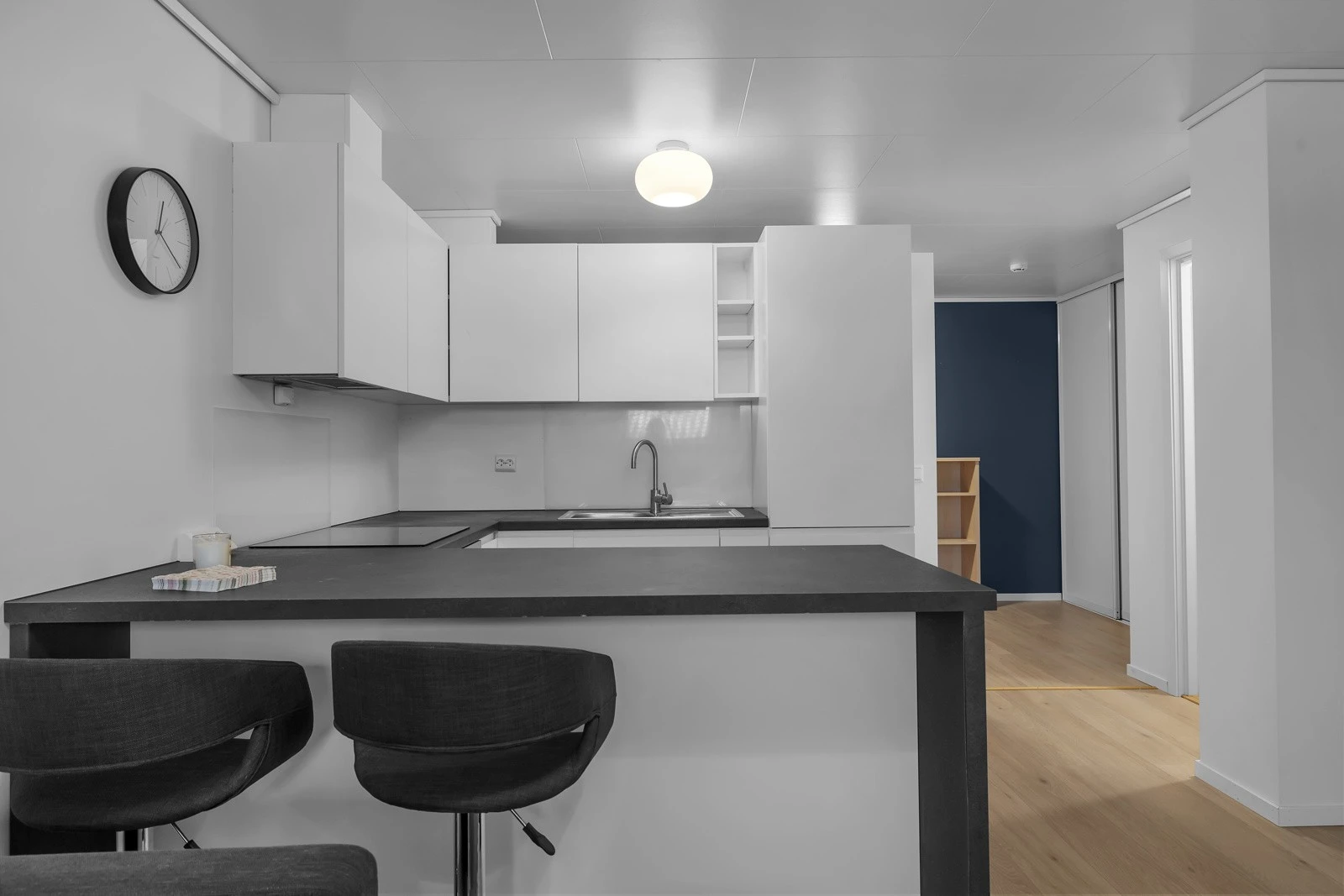 Kjøkken med kjøkkenøy utleiedel. Galleribilde