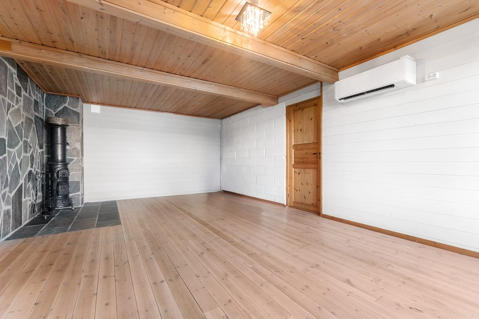 025_Koselig kjellerstue med kakkelovn.jpg Galleribilde