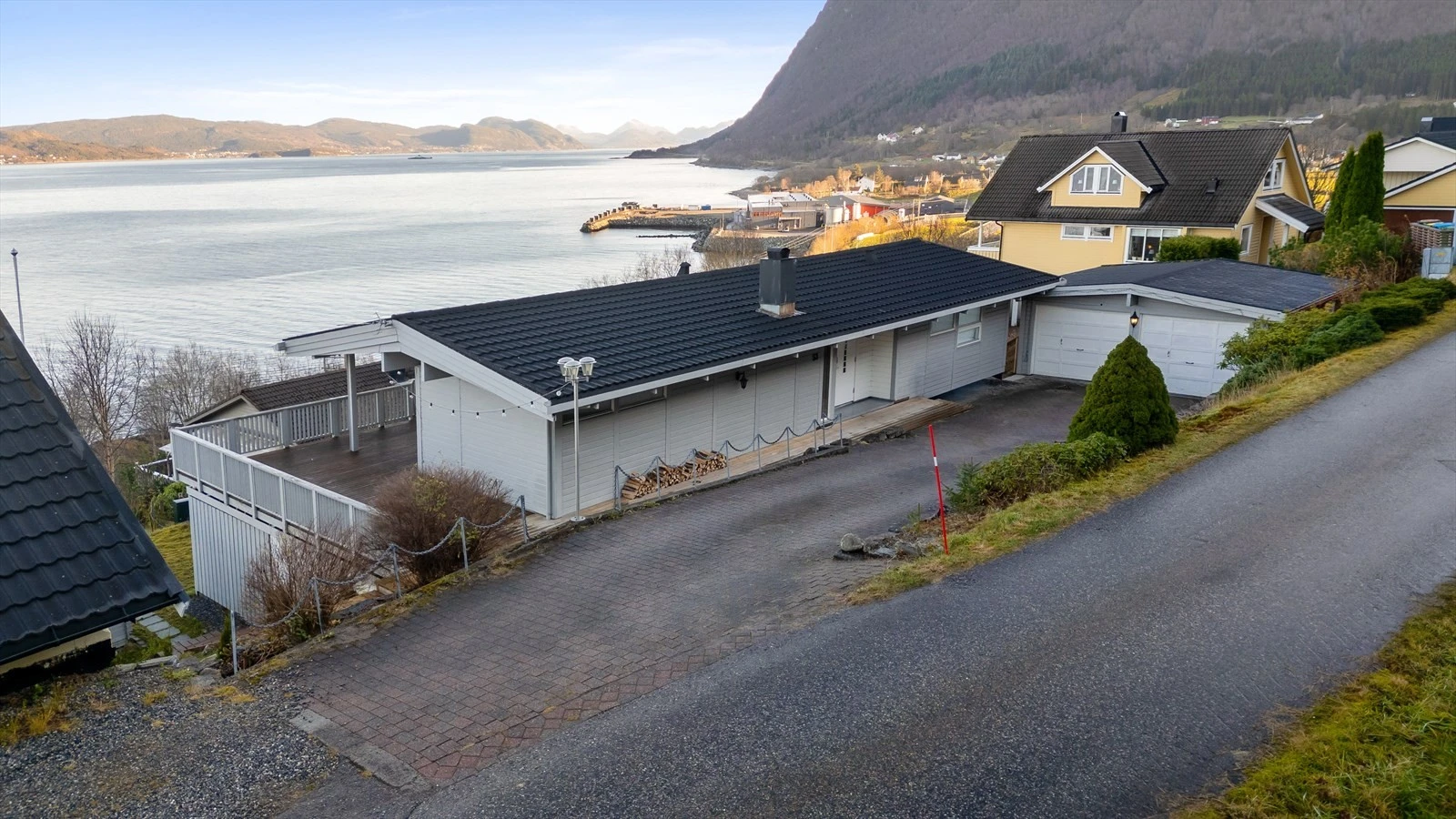 002_Innkøyring og parkering. Dobbel garasje. Nydelig utsikt.jpg Galleribilde