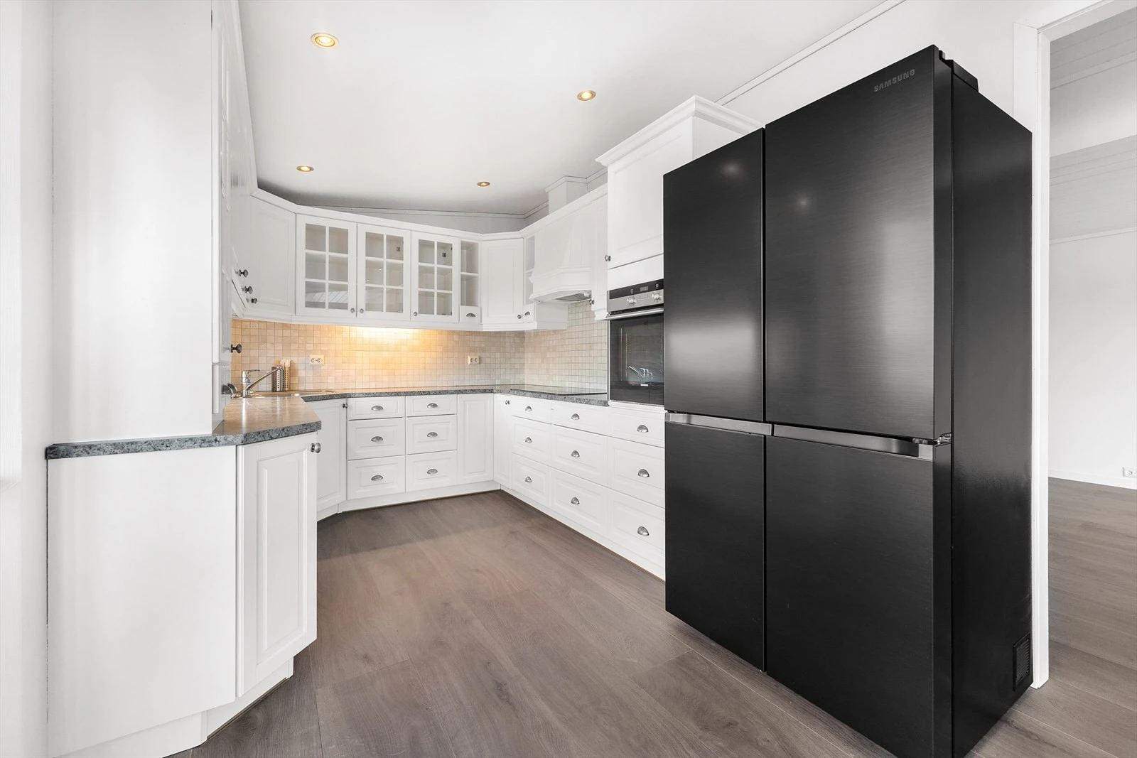 011_Kjøkkeninnreiing med kult kjøleskap.jpg Galleribilde