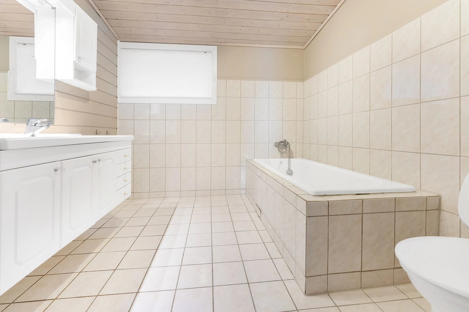 015_Baderom med innebygd badekar.jpg Galleribilde