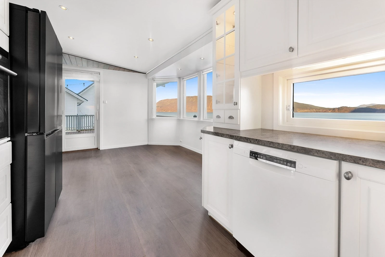 012_Kjøkken mot spisestuedel.jpg Galleribilde