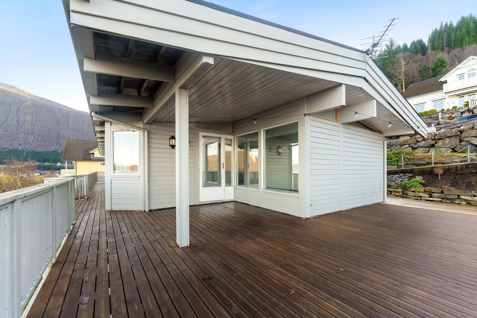 008_Stor terrasse som delvis er overbygd.jpg Galleribilde