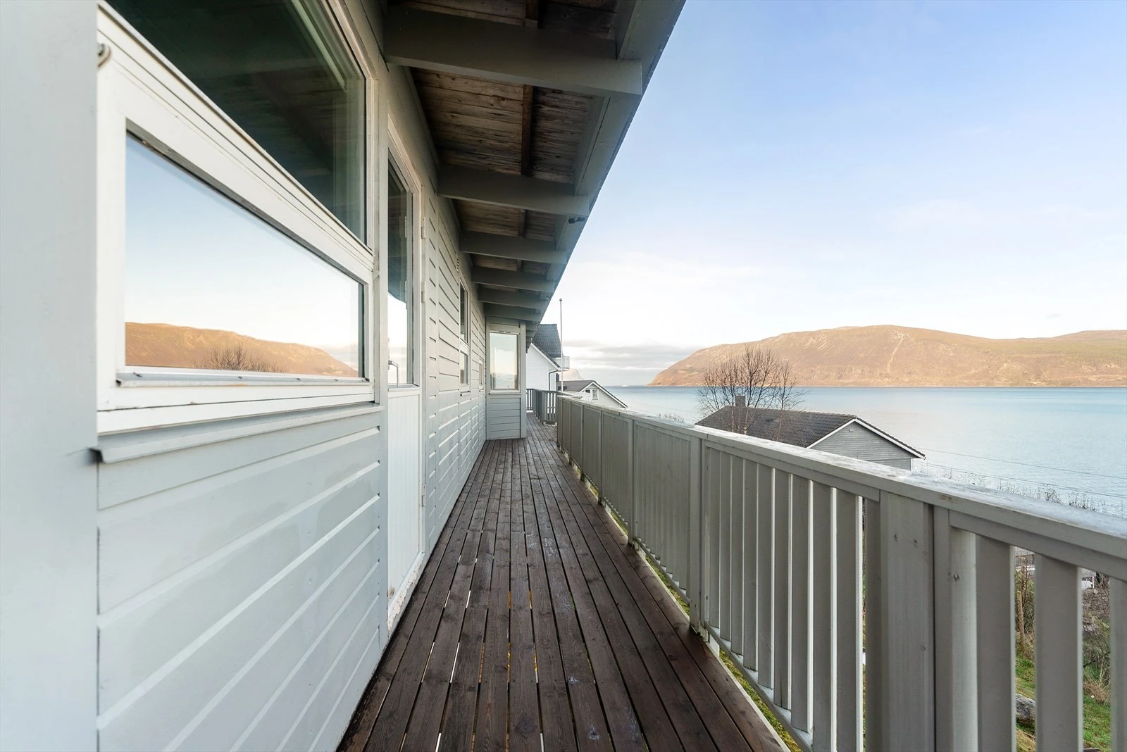 035_Veranda i front av heile boligen er praktisk når du skal vaske vindu eller male hus.jpg Galleribilde