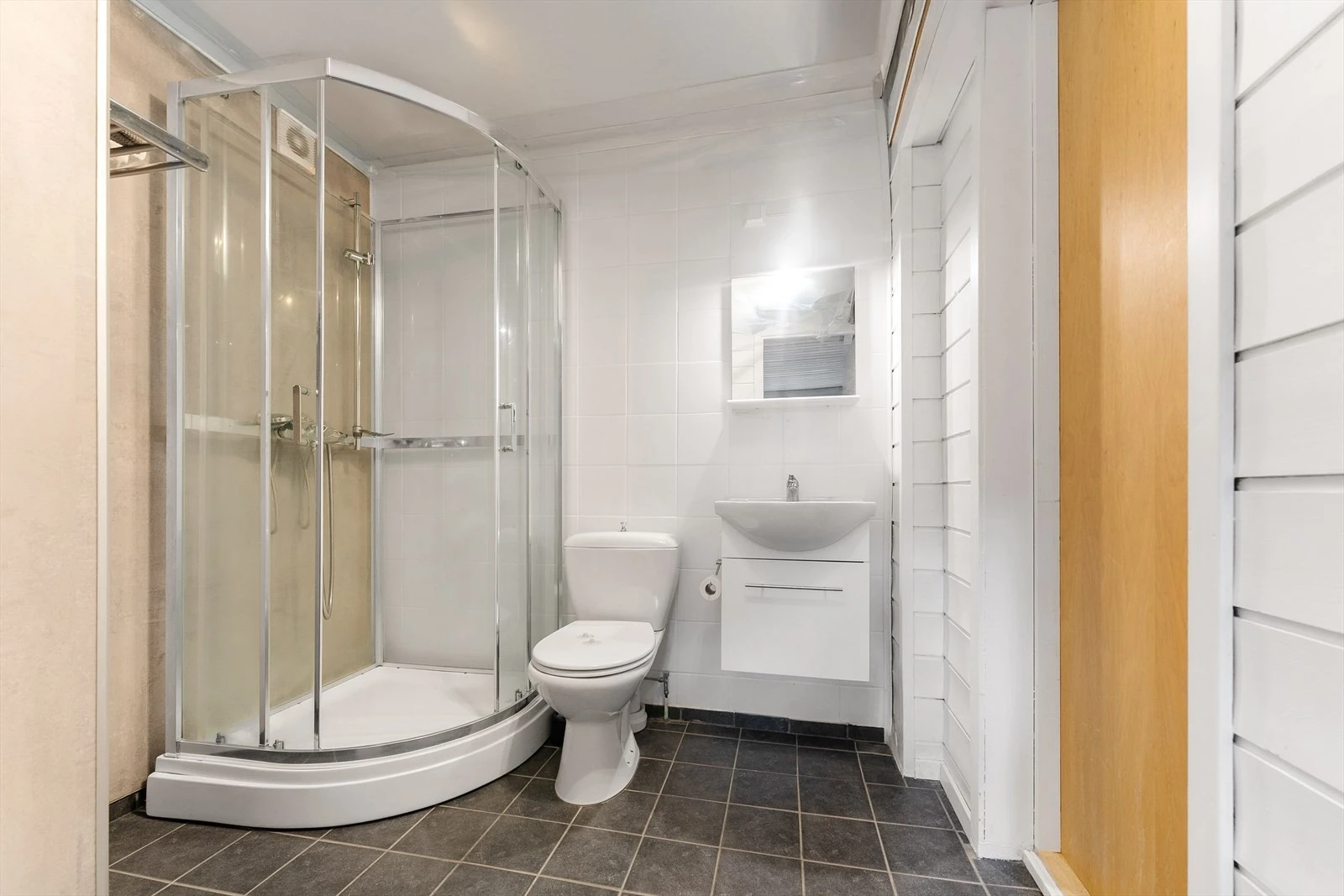 027_Baderom med dusjkabinett.jpg Galleribilde