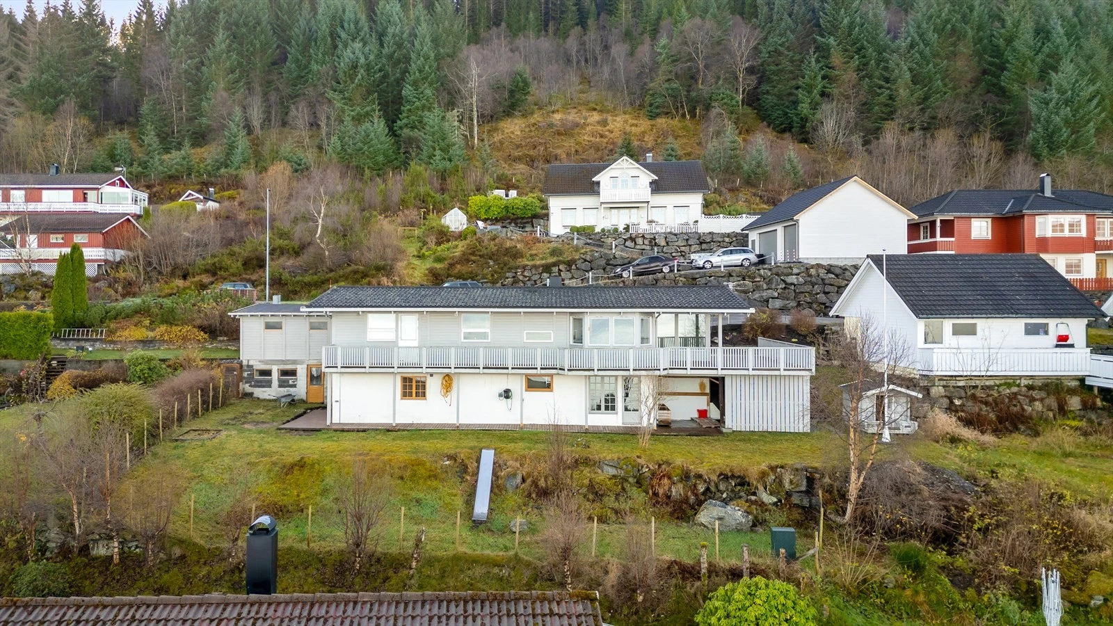 033_Fasade og eigedomen i front.jpg Galleribilde