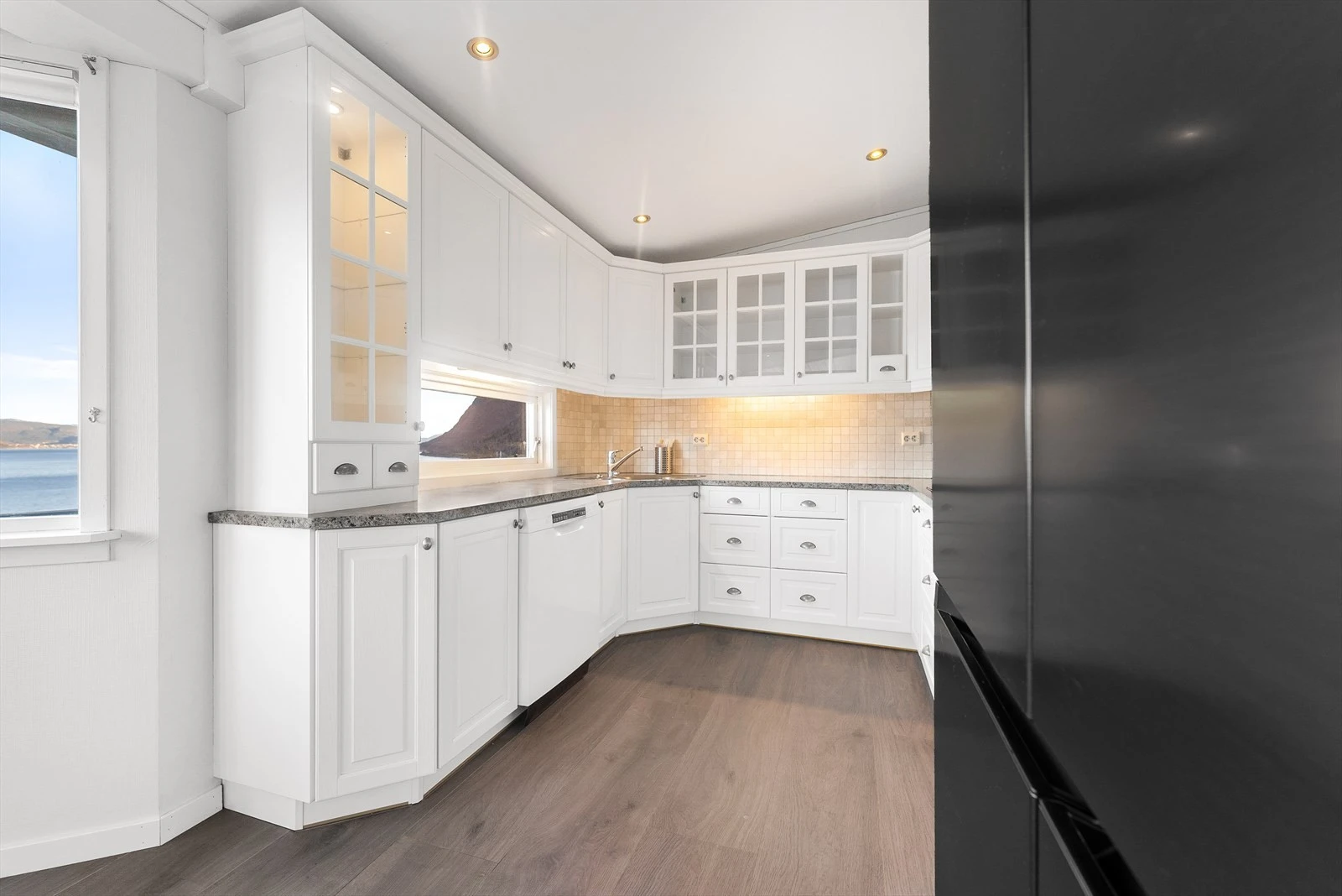 010_Kjøkkeninnreiing som har godt med skapplass.jpg Galleribilde