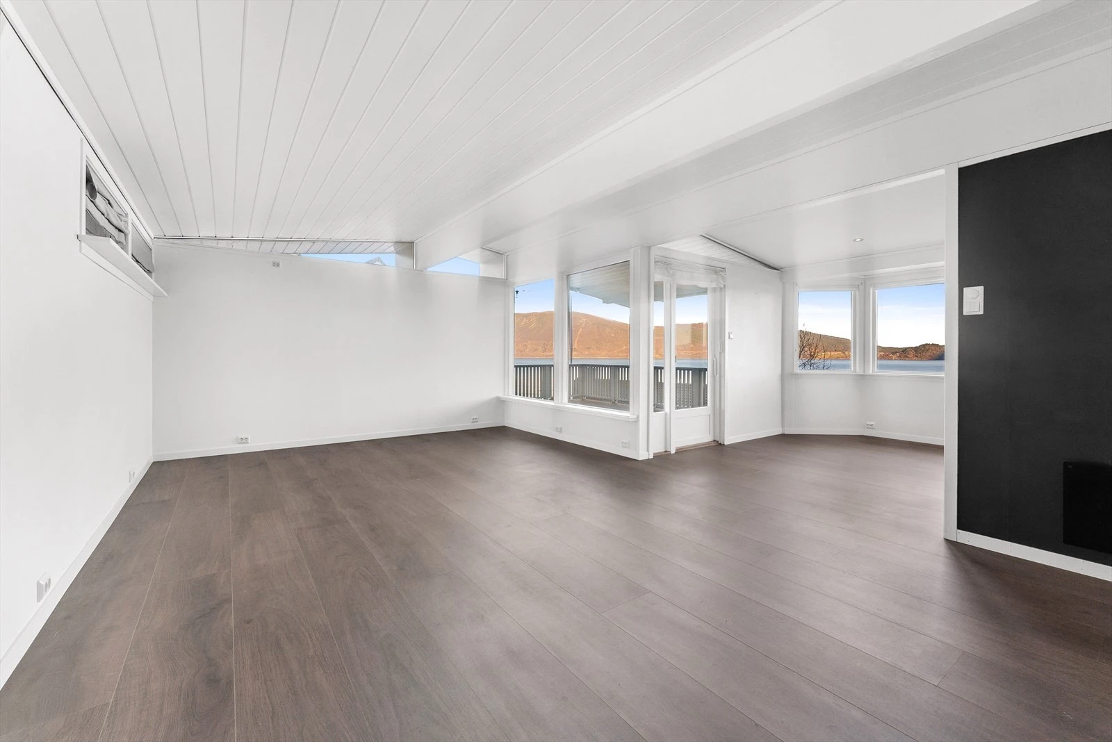 007_Lys og romslig stue med utgang til terrasse.jpg Galleribilde