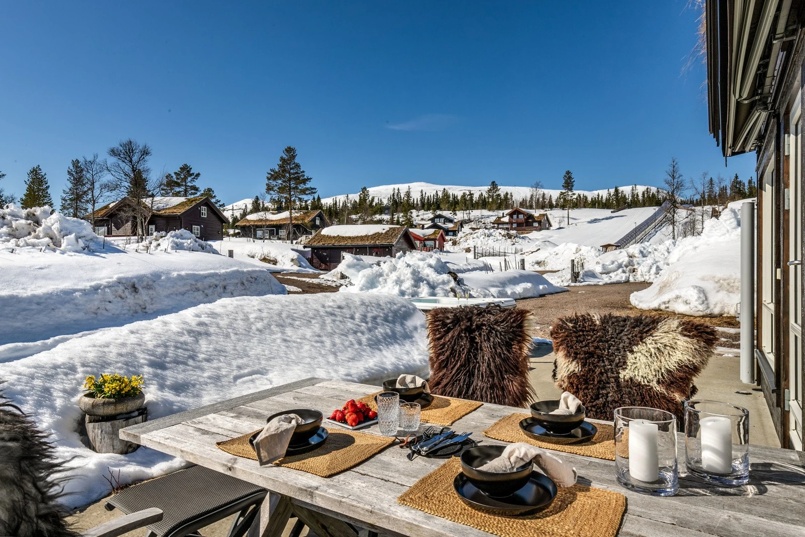 En solrik fellestomt på 3 mål rammer inn eiendommen og gir en fantastisk atmosfære! Utsikt til Trysilfjellet. Galleribilde
