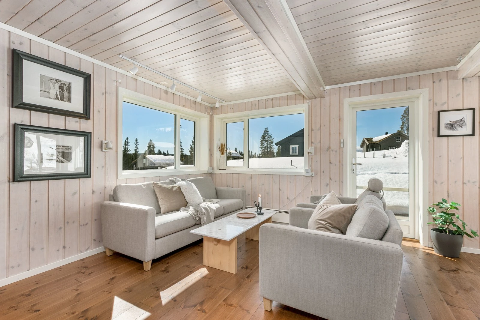 Her er det hvitpigmentert trepanel på vegger og i tak. På gulvet er det lagt furugulv. Galleribilde