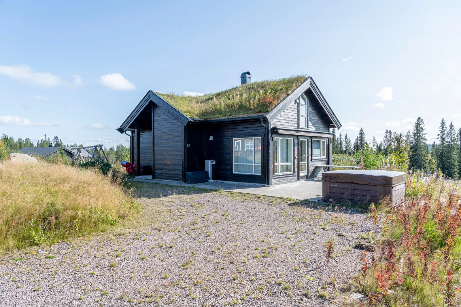 Sommerbilder - Hytta ligger vakkert til i et av de mest populære hytteområdene på Trysil med ski inn/ski ut, fantastiske turmuligheter og nydelige solforhold Galleribilde