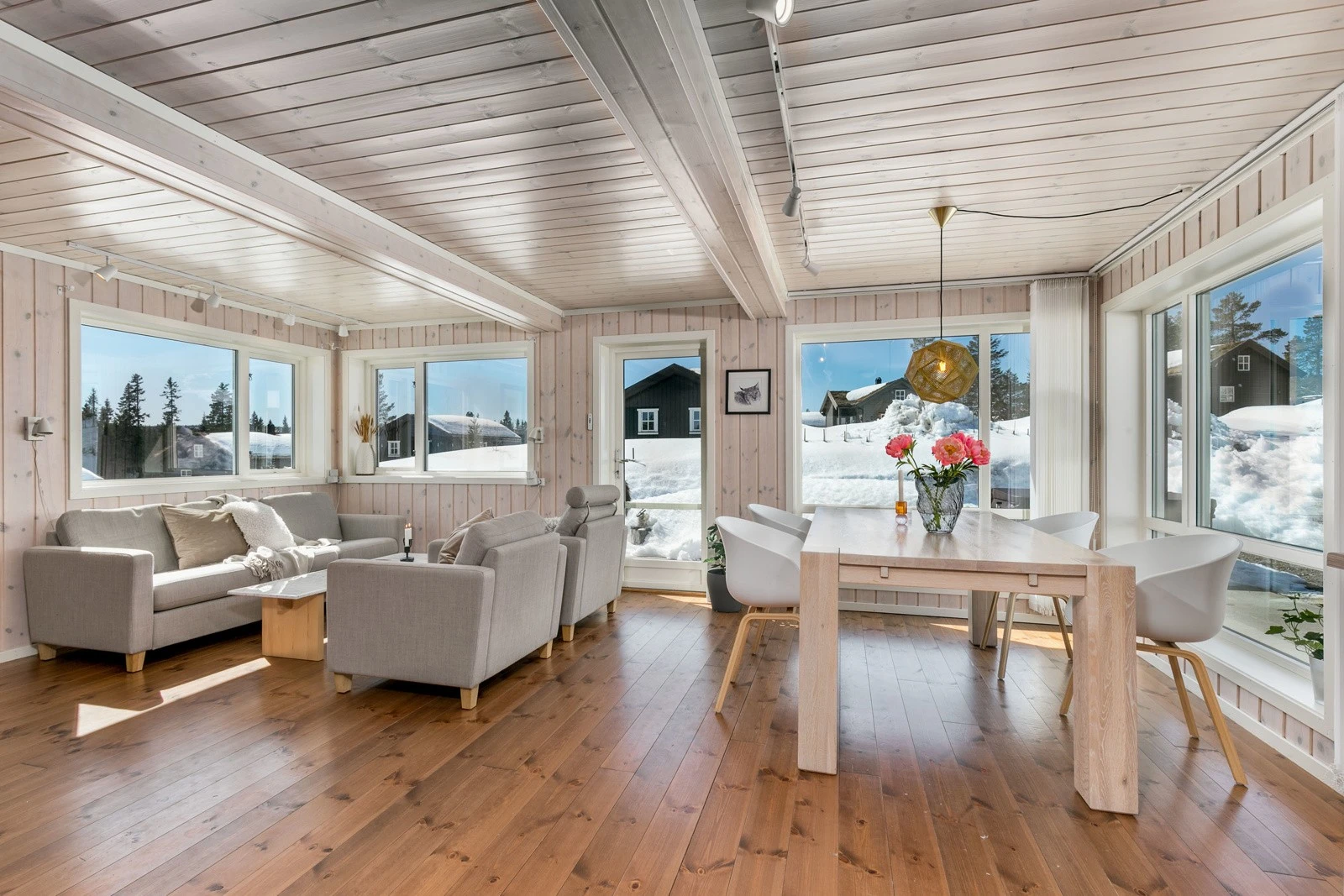 I stuen blir du møtt av store panoramavinduer med flott utsikt. Galleribilde