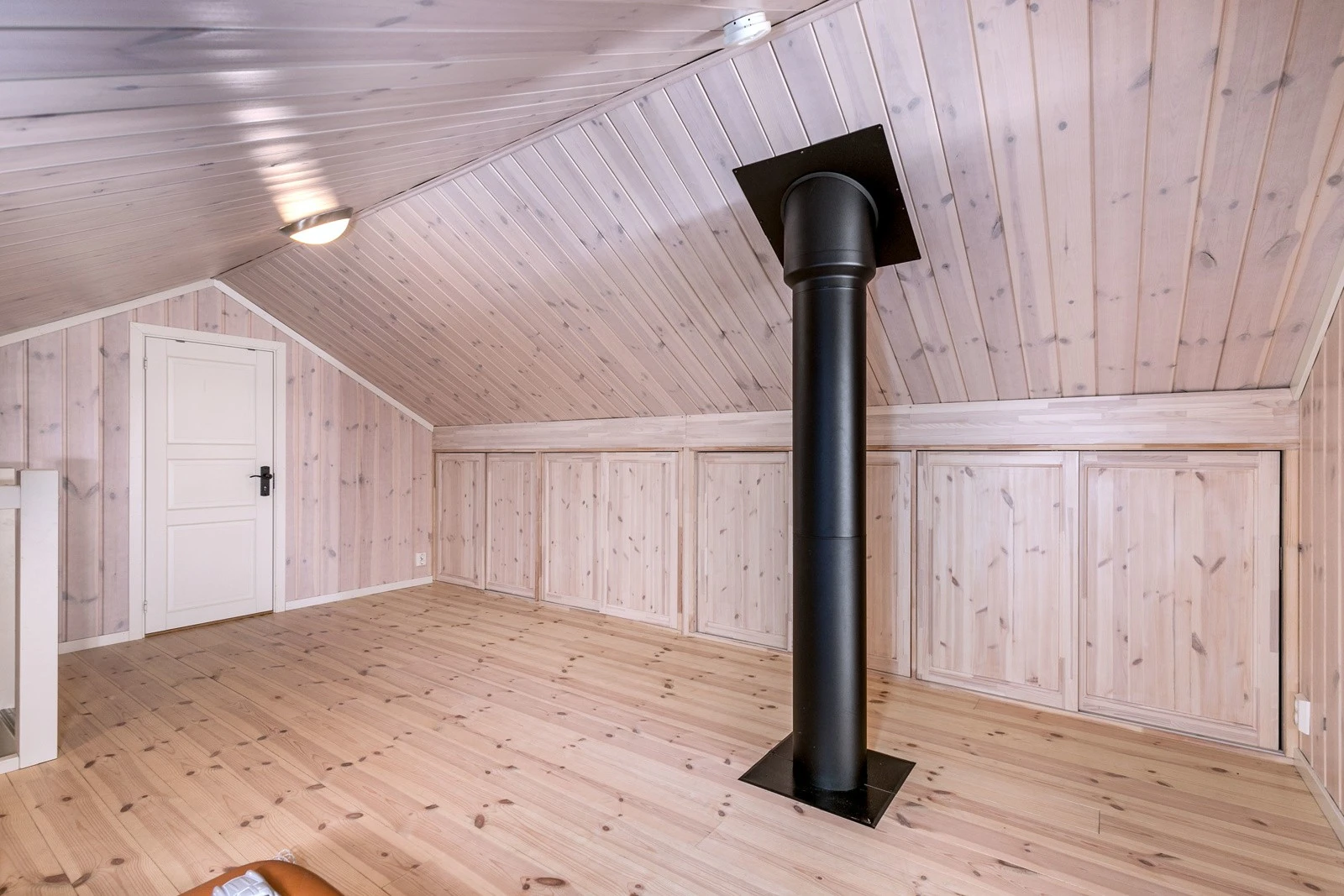 I det man kommer opp til loftsetasjen blir man møtt av et romslig rom innredet som TV-stue i dag - i henhold til teknisk forskrift er ikke loftsetasjen godkjent som oppholdsrom Galleribilde