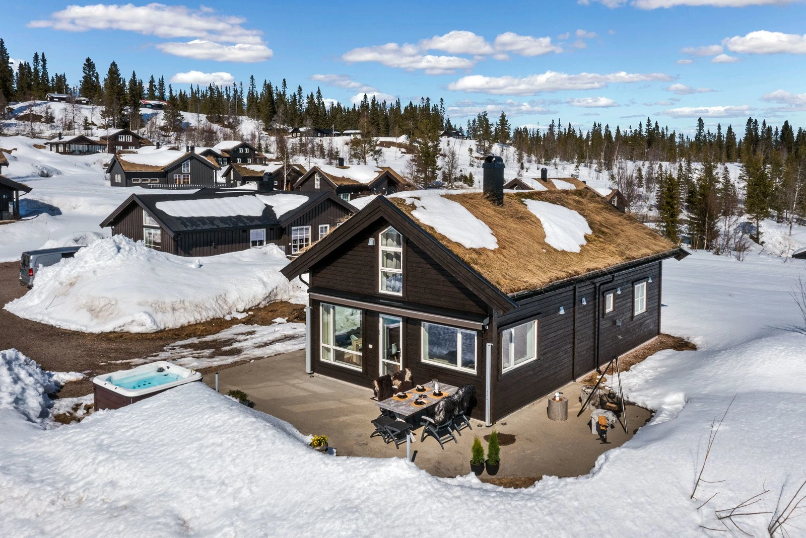 Hytta har fellesareal med to andre hytter i samme tun. Her er det plass til flere biler på fellesarealet. I tillegg er det plass til 4 biler i oppkjørselen til hytta innenfor egen tomt. Galleribilde