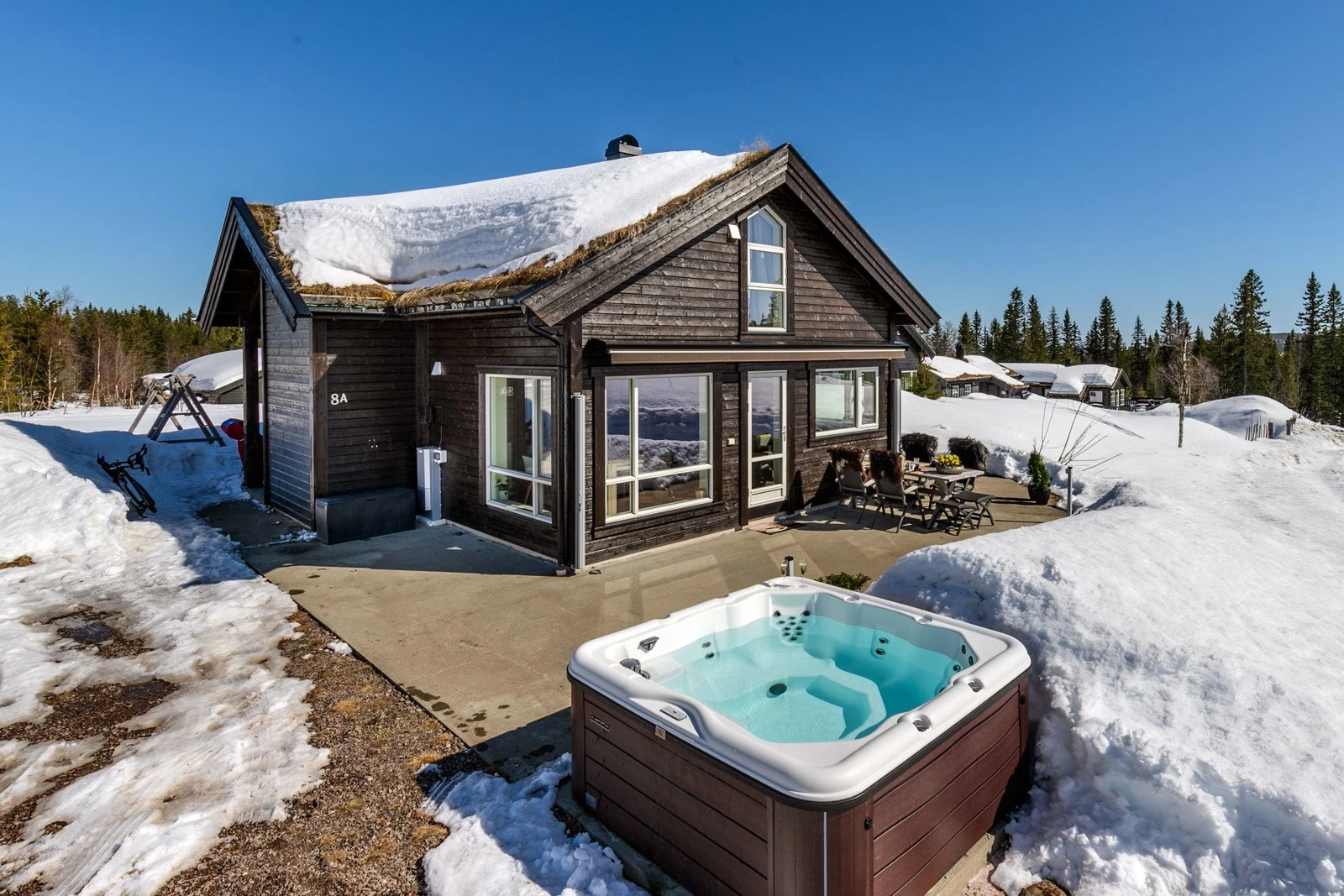 Fra stue/kjøkken er det utgang til syd- og vestvendt terrasse på ca 90 kvm. Terrasen har støpt betongdekke med belysning og varmekabler. Jacuzzi medfølger ikke. Galleribilde