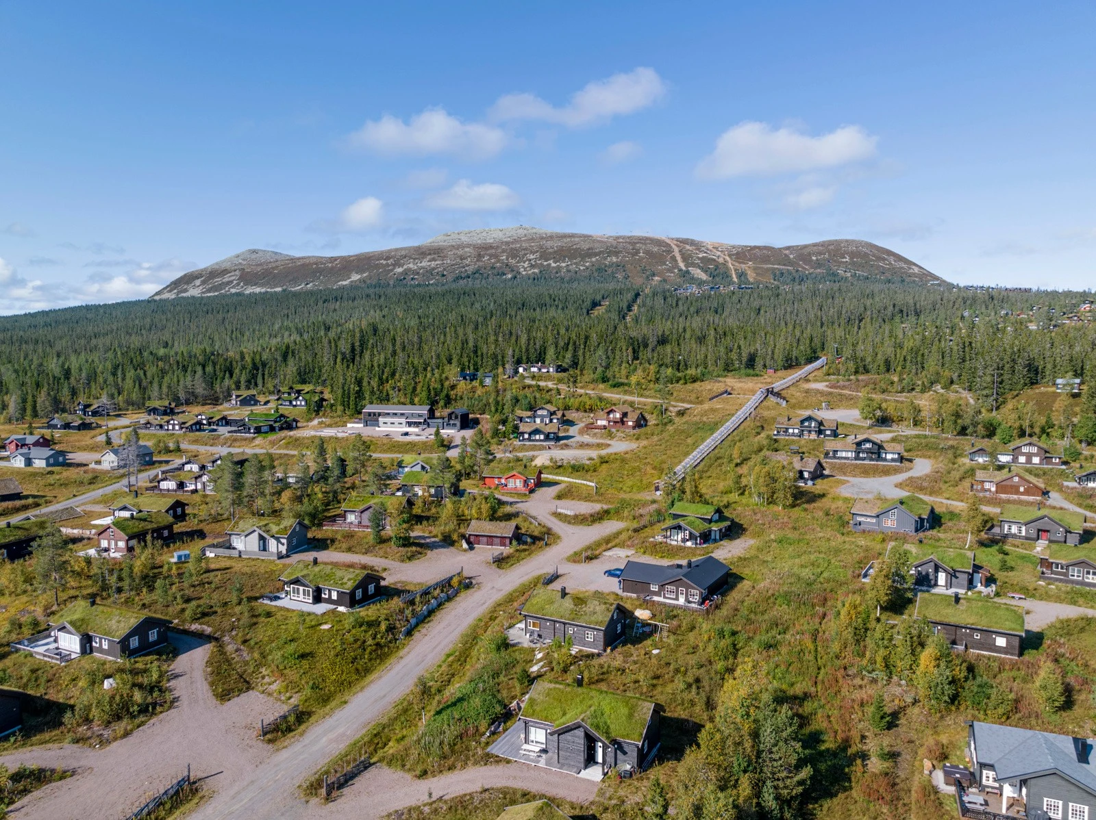 Sommerbilder - Hytta ligger vakkert til i fredelige og vakre fjellomgivelser. Galleribilde