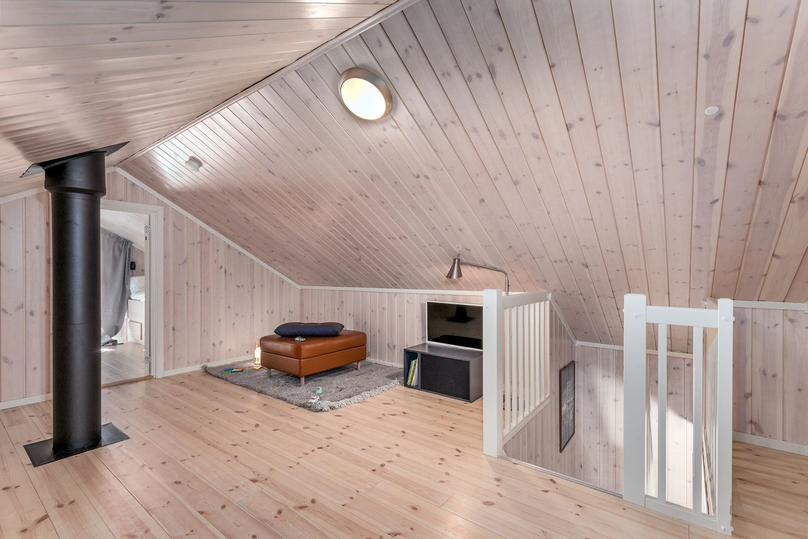 I det man kommer opp til loftsetasjen blir man møtt av et romslig rom innredet som TV-stue i dag - i henhold til teknisk forskrift er ikke loftsetasjen godkjent som oppholdsrom Galleribilde