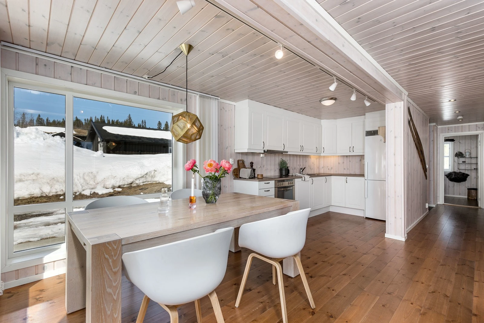 Pent klassisk kjøkken fra Sigdal i åpen løsning mot stuen. Galleribilde