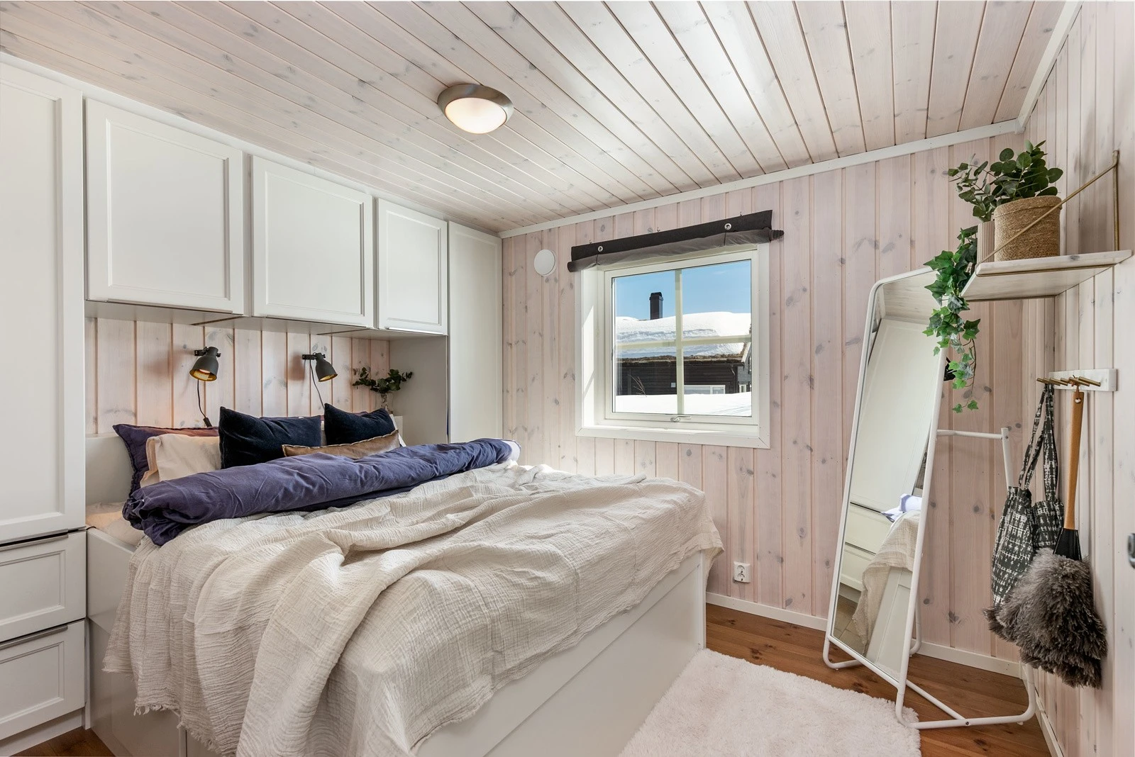 Fritidsboligen har to lyse og tiltalende soverom i 1. etg, begge av samme gode kvalitet og standard som fritidsboligen for øvrig. Soverommene har furugulv og hvitpigmentert panel på veggene. Plassbygde garderobeskap og senger. Galleribilde