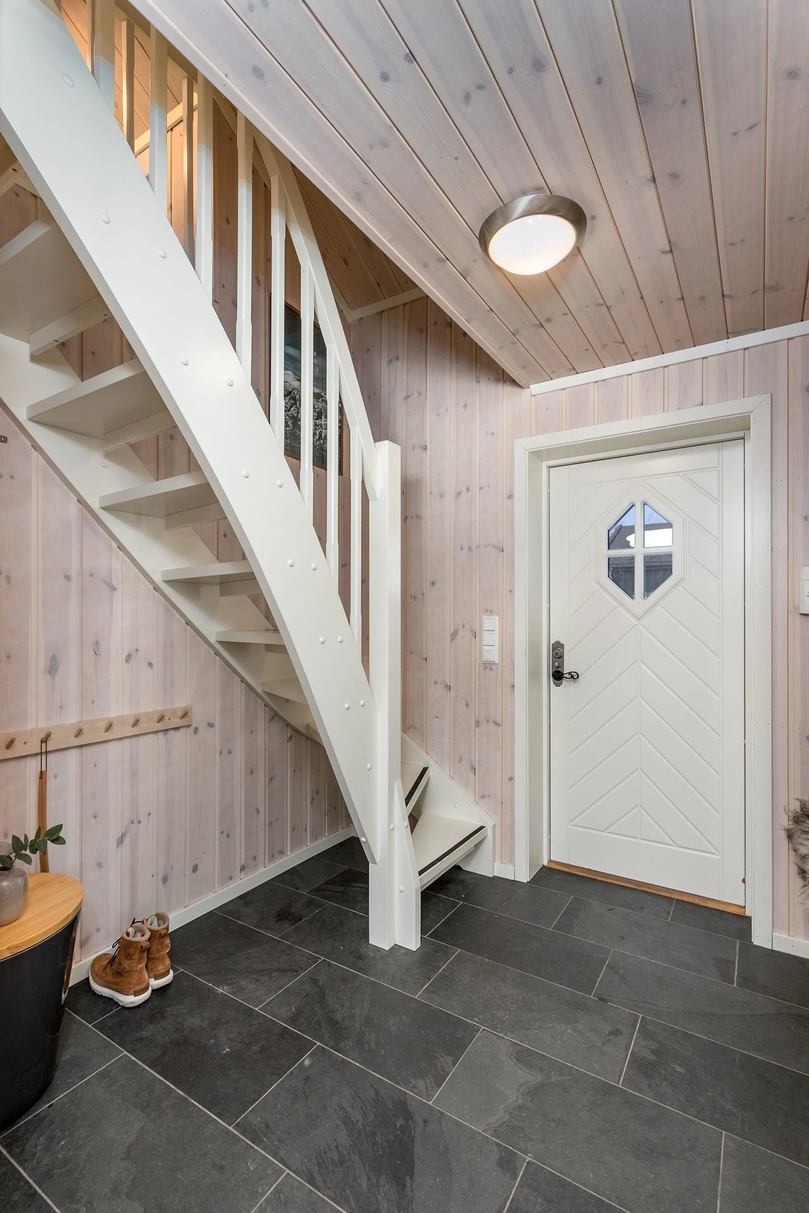Trapp til loftsetasjen og plassbygget garderobeskap med profilerte fronter. Galleribilde